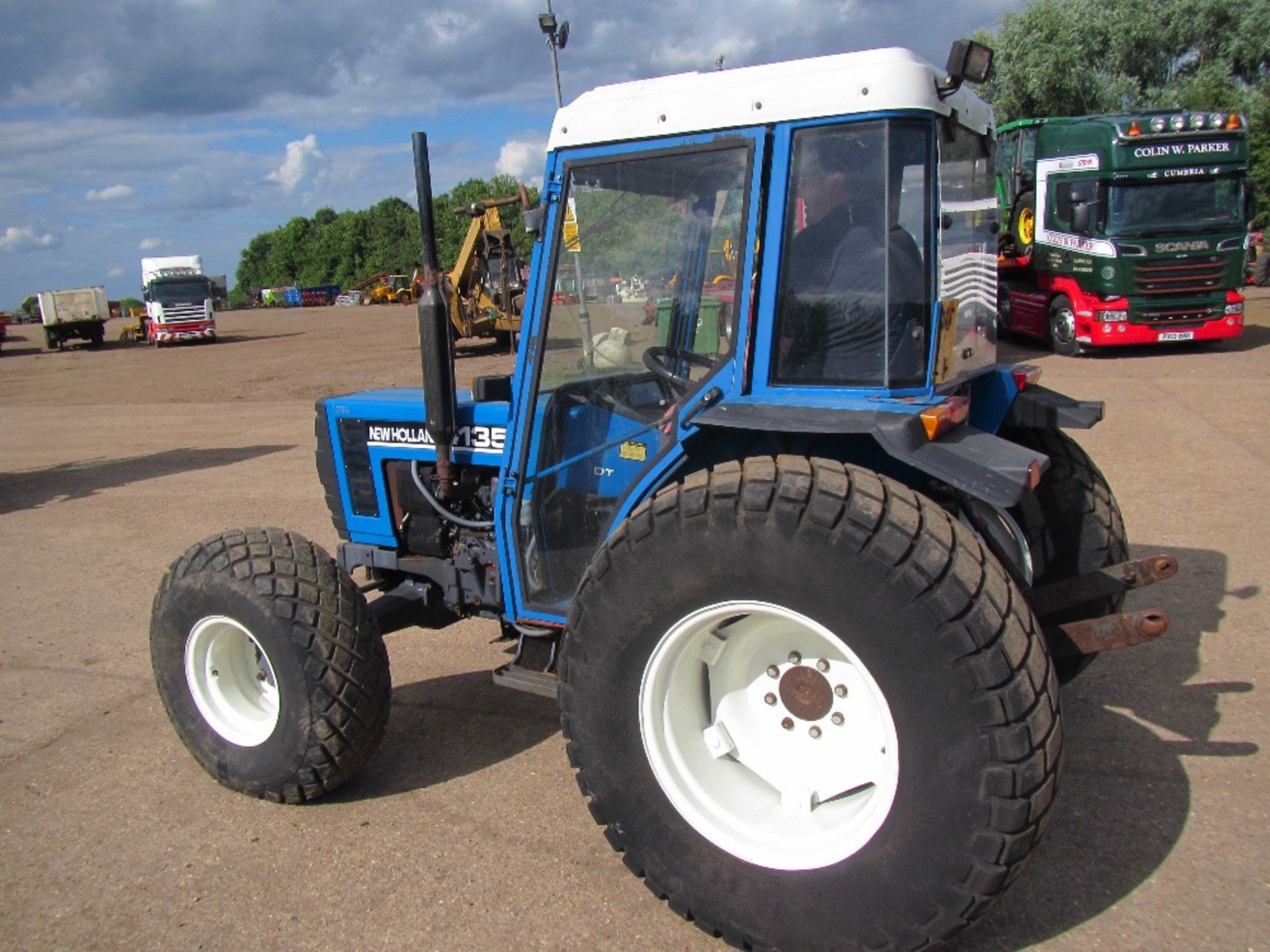 New Holland 4135 4wd Tractor with Grass Tyres Reg. No. P551 PHJ - Image 8 of 12