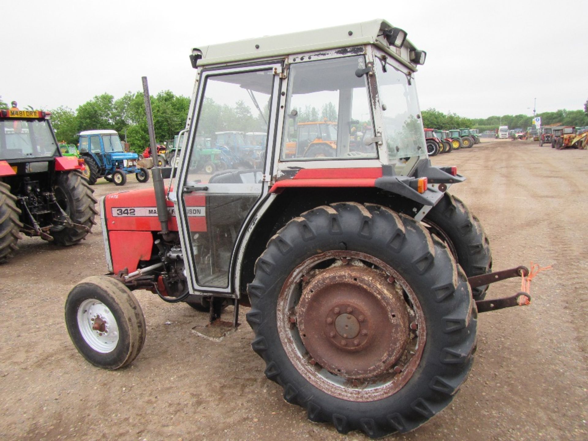 Massey Ferguson 342 8 Speed Tractor with PAS, Lo Profile Cab. Ser. No. B42076 - Image 9 of 17