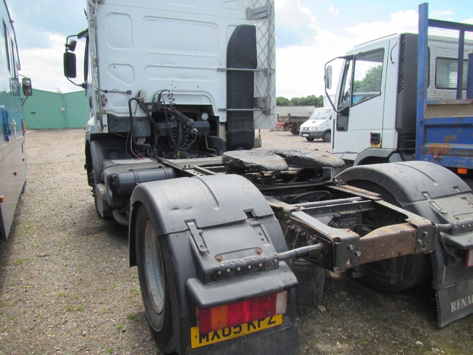 Renault Premium 420 Tractor Unit with Sliding 5th Wheel. V5 will be supplied. Reg. No. MX05 KPZ - Image 8 of 10