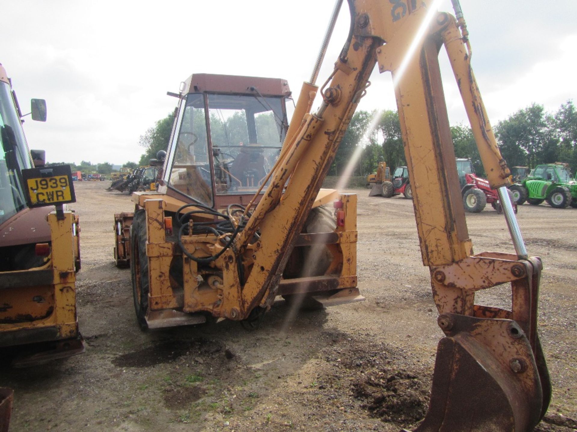 Case 580G 4wd Digger Loader with 4 in 1 Bucket E Reg Ser. No. 3992214 - Image 4 of 5