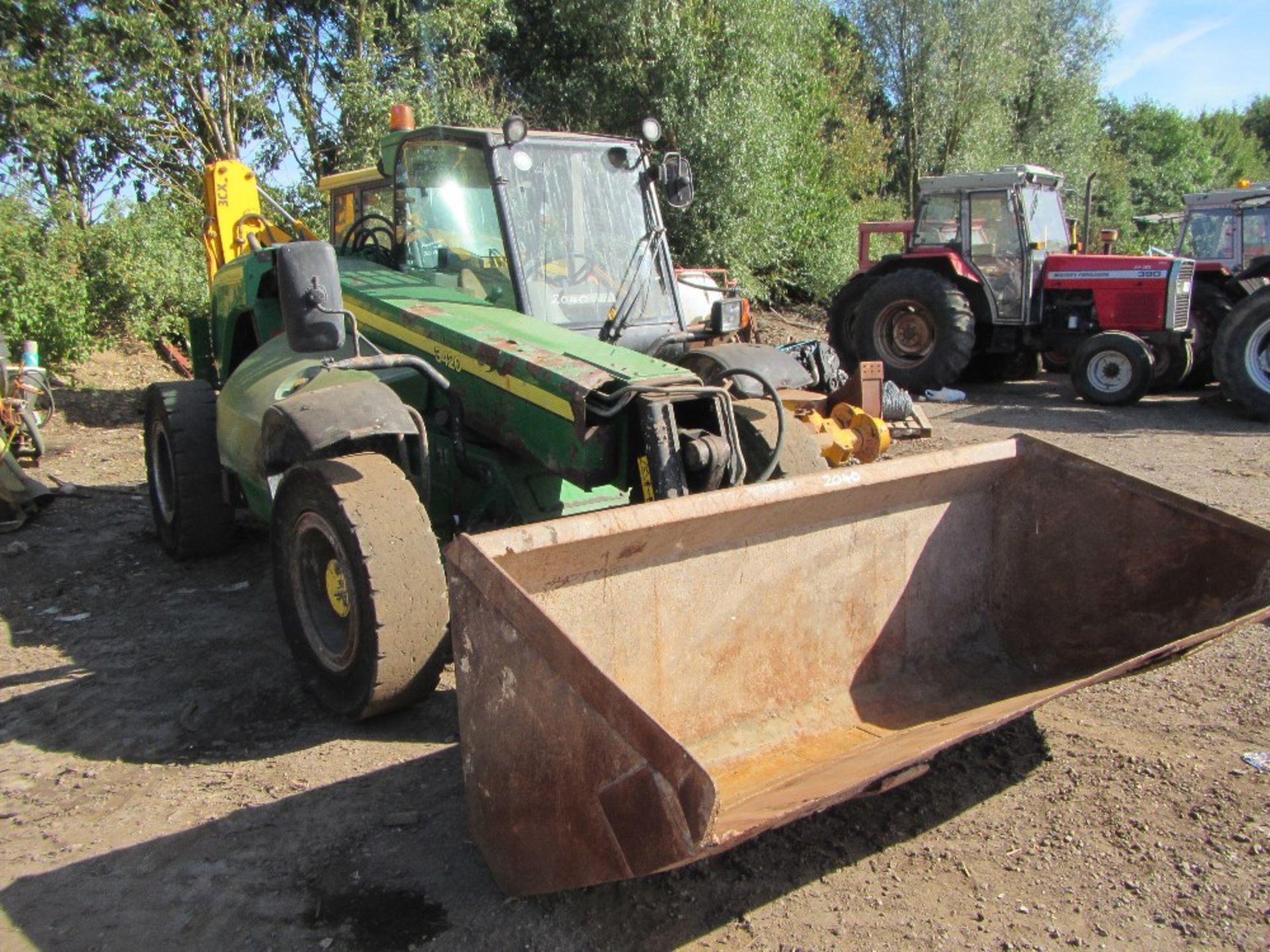 2004 John Deere 3420 Ag Spec 40k Telehandler with Air Con, Pick Up Hitch & Grain Bucket Reg No - Image 2 of 5