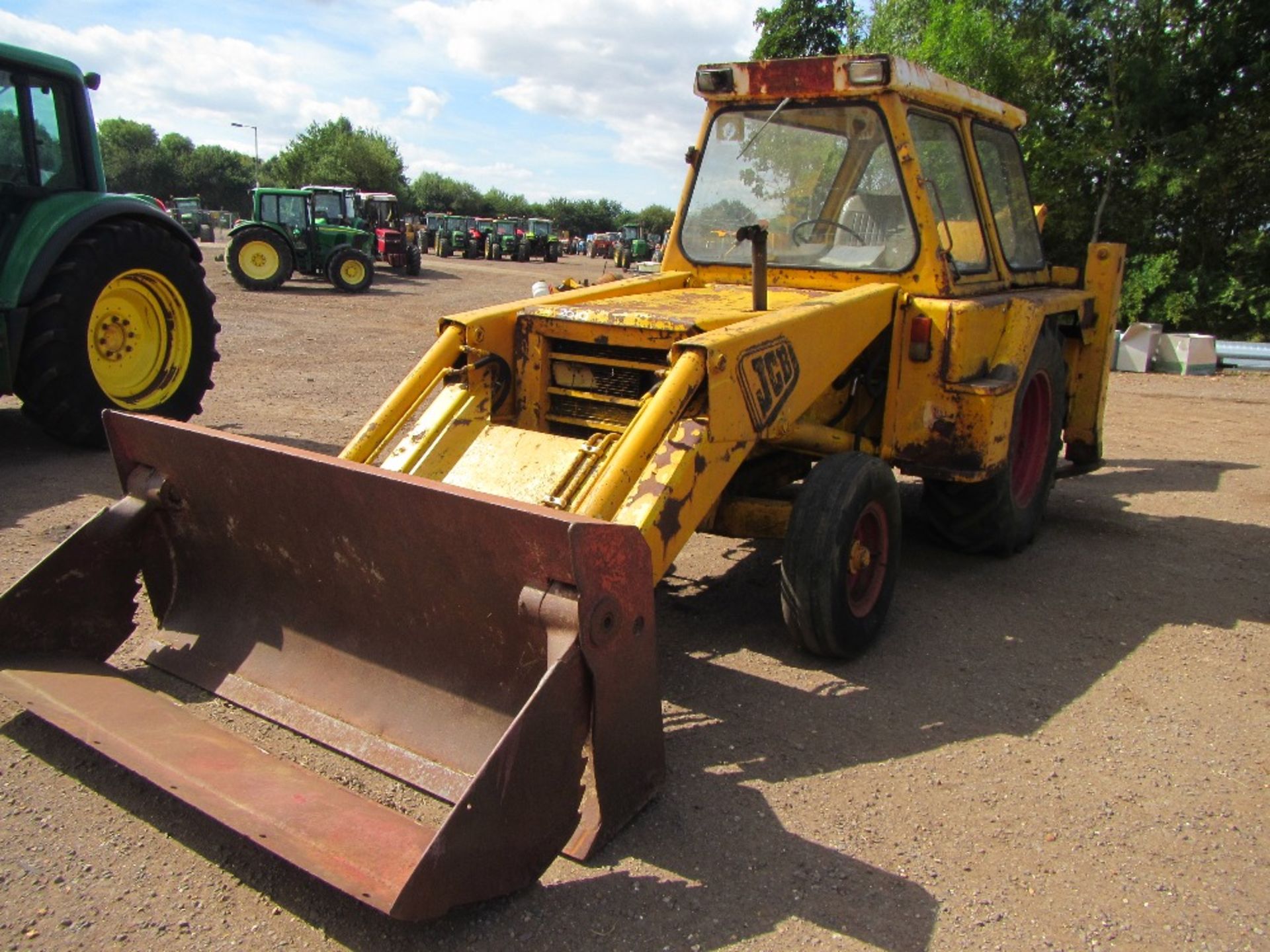 JCB 2C Digger with 4 in 1 & Ditching Bucket. V5 will be supplied. Reg. No. FFL 790L Ser No 3C53474