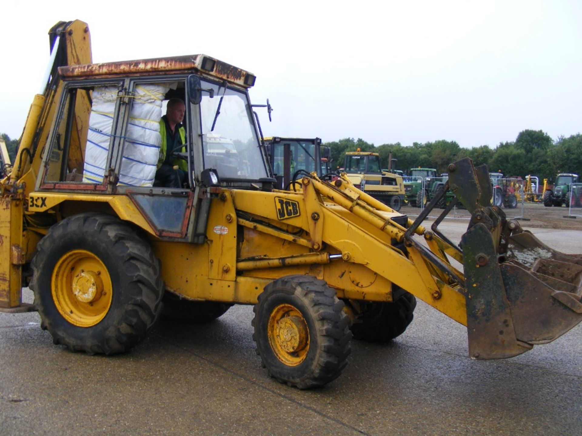 JCB 3CX Turbo Digger Loader with 5 Stud Rear Axle, 4 in 1 Extender, 3no. Buckets & Pallet Tines. - Image 4 of 7