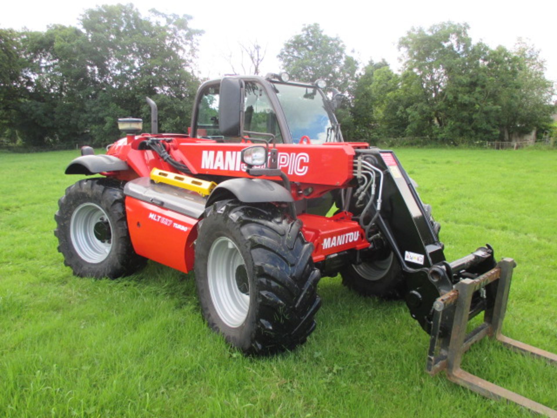 2012 Manitou MLT627 Farm Spec Telehandler with Pallet Forks, Pick Up Hitch, Hydraulic Locking & - Image 5 of 10