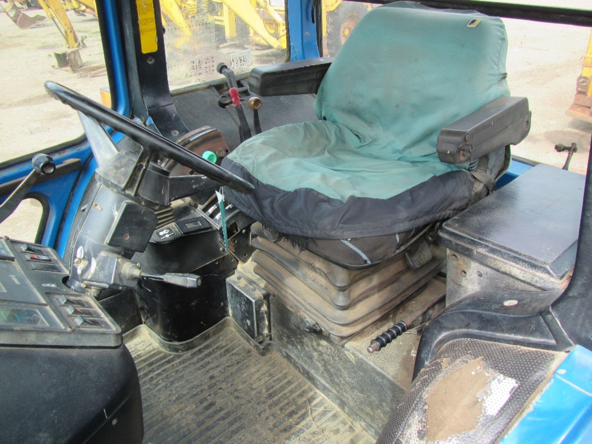 Ford 8630 4wd Tractor with Air Con, Air Seat, 3 Double Remotes. V5 will be supplied Reg. No. H484 - Image 13 of 19