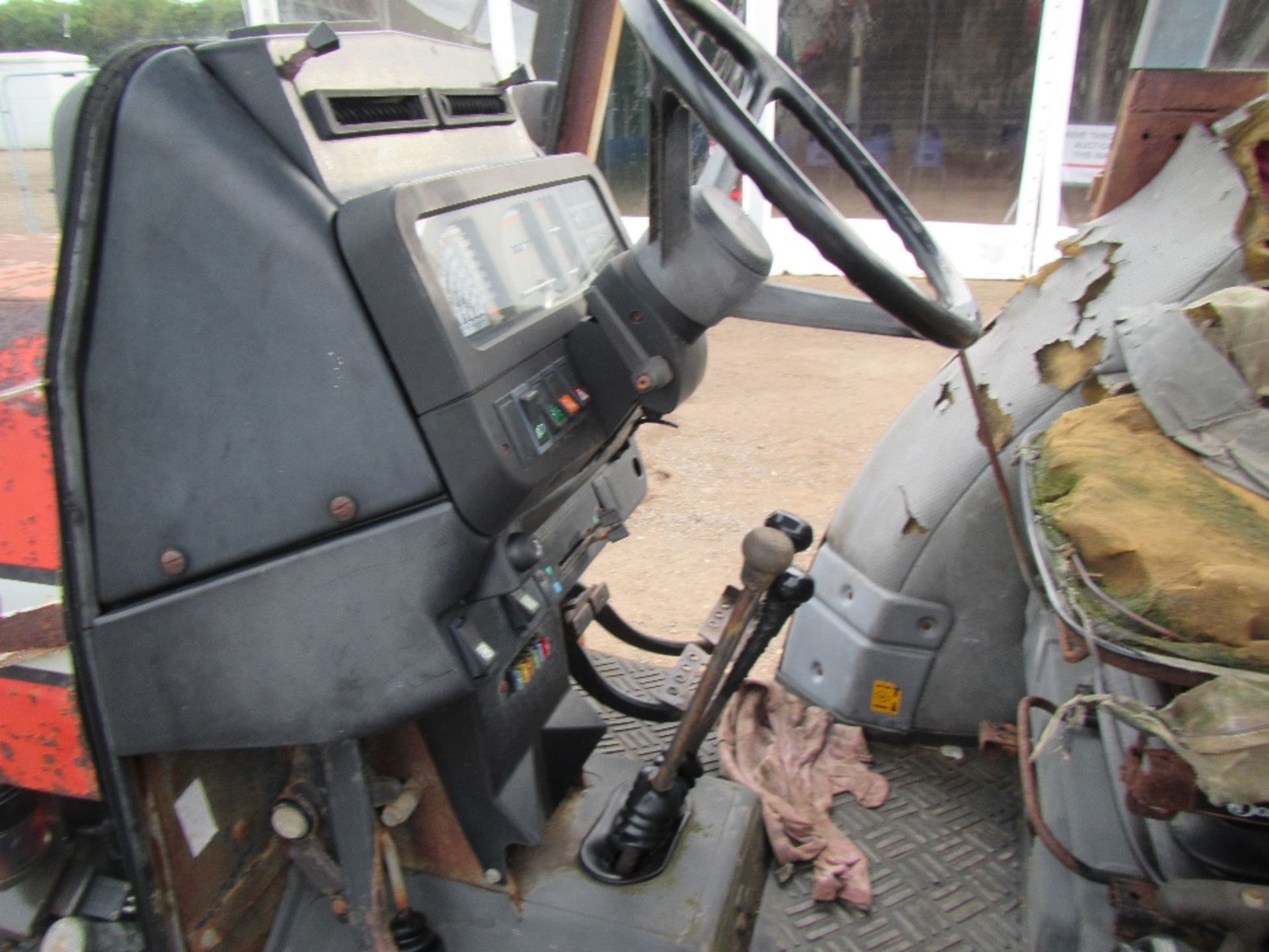 Massey Ferguson 390 4wd Tractor with 3 stick gearbox. Reg. No. F433 HFJ - Image 6 of 7