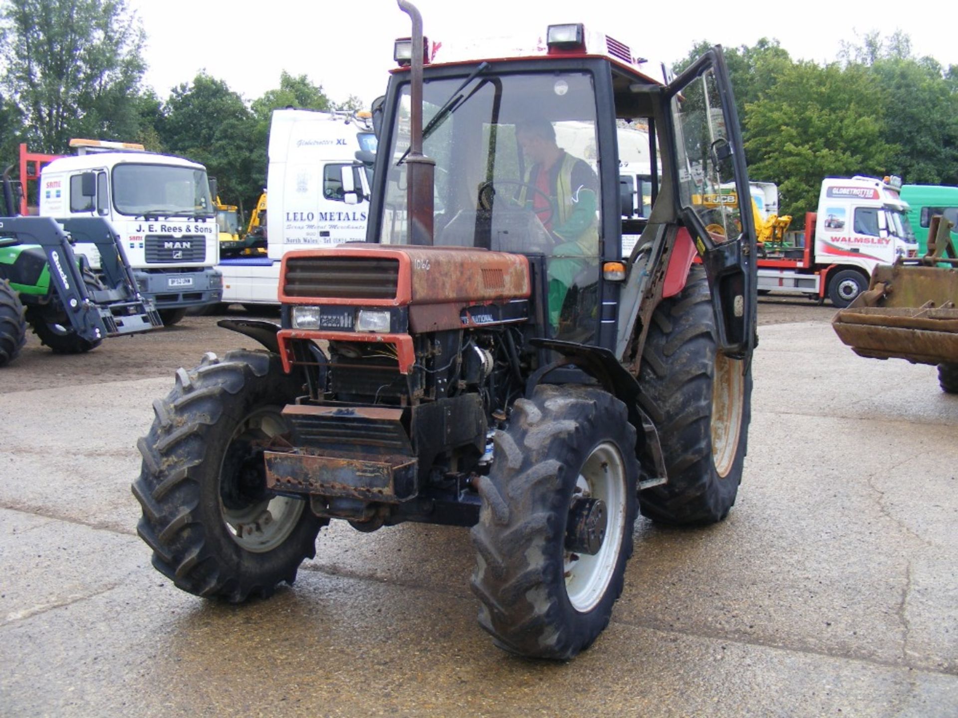 Case International 885XL 4wd Tractor. Reg. No. G939 MWR