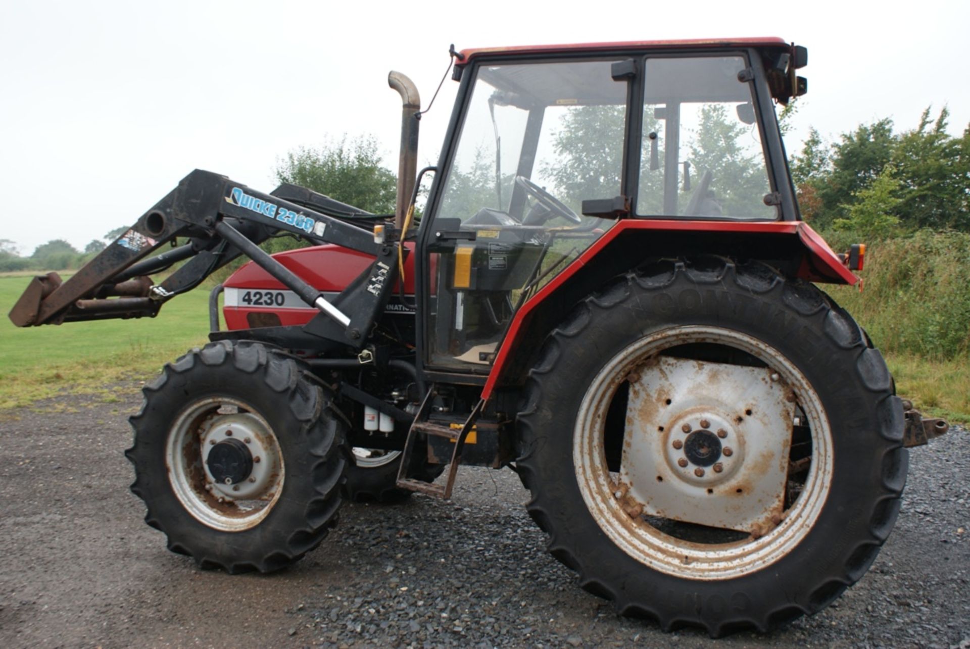 1995 Case 4230 Tractor with Quicke 2300 Loader. V5 will be supplied. 6212 Recorded hrs. Reg. No. - Image 4 of 6