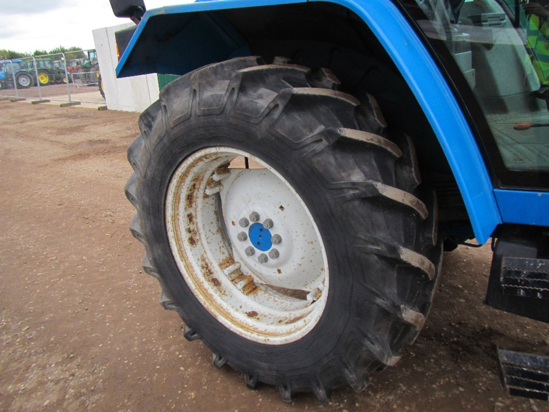 New Holland 5640 2wd Tractor. 4081 hrs. Reg. No. L409 KRM Ser No BD49206 - Image 5 of 17