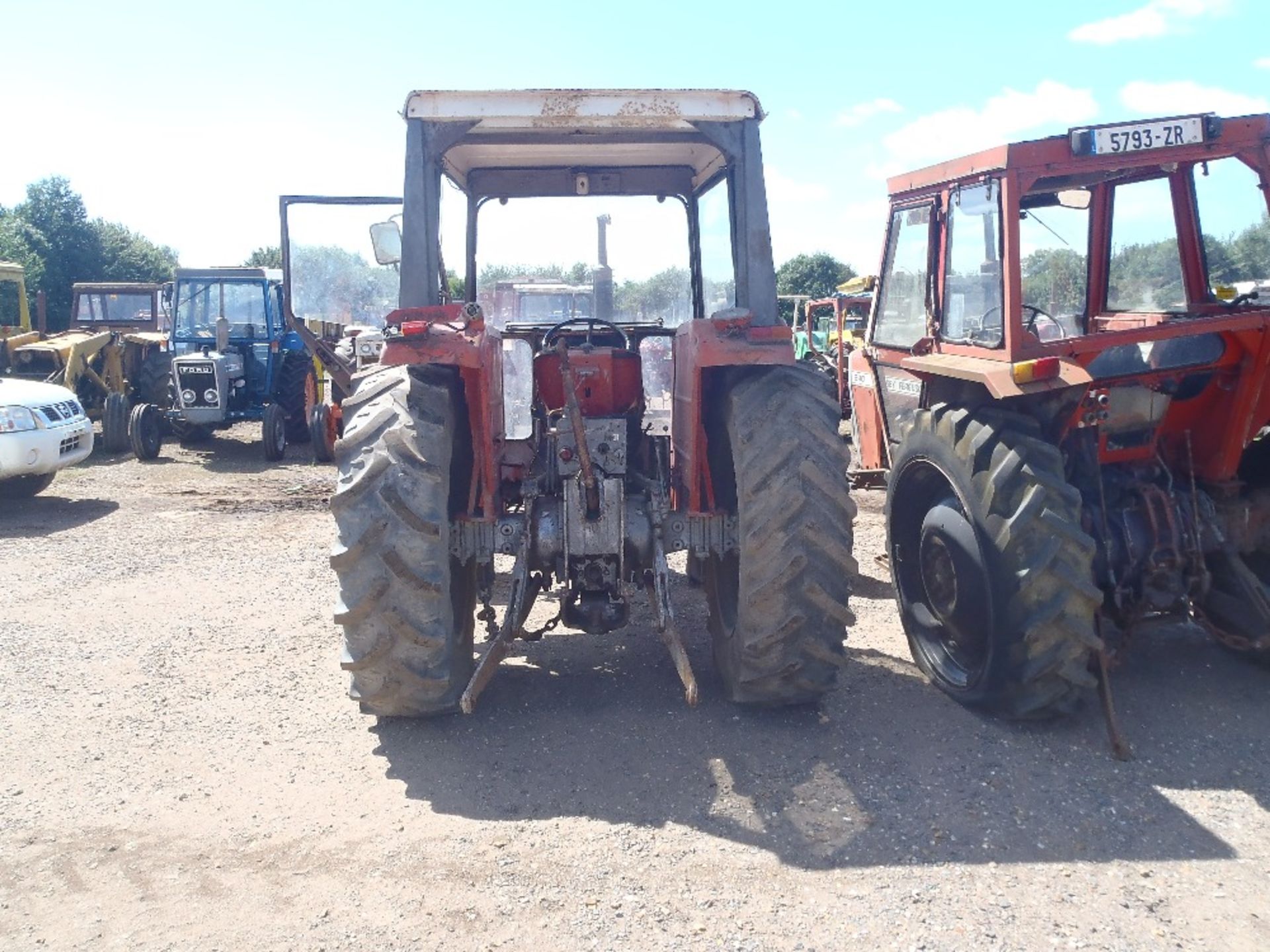 Massey Ferguson 275 Tractor with 8 Speed Gearbox, Wide Tyres and Power Steering. V5 will be supplied - Image 4 of 9