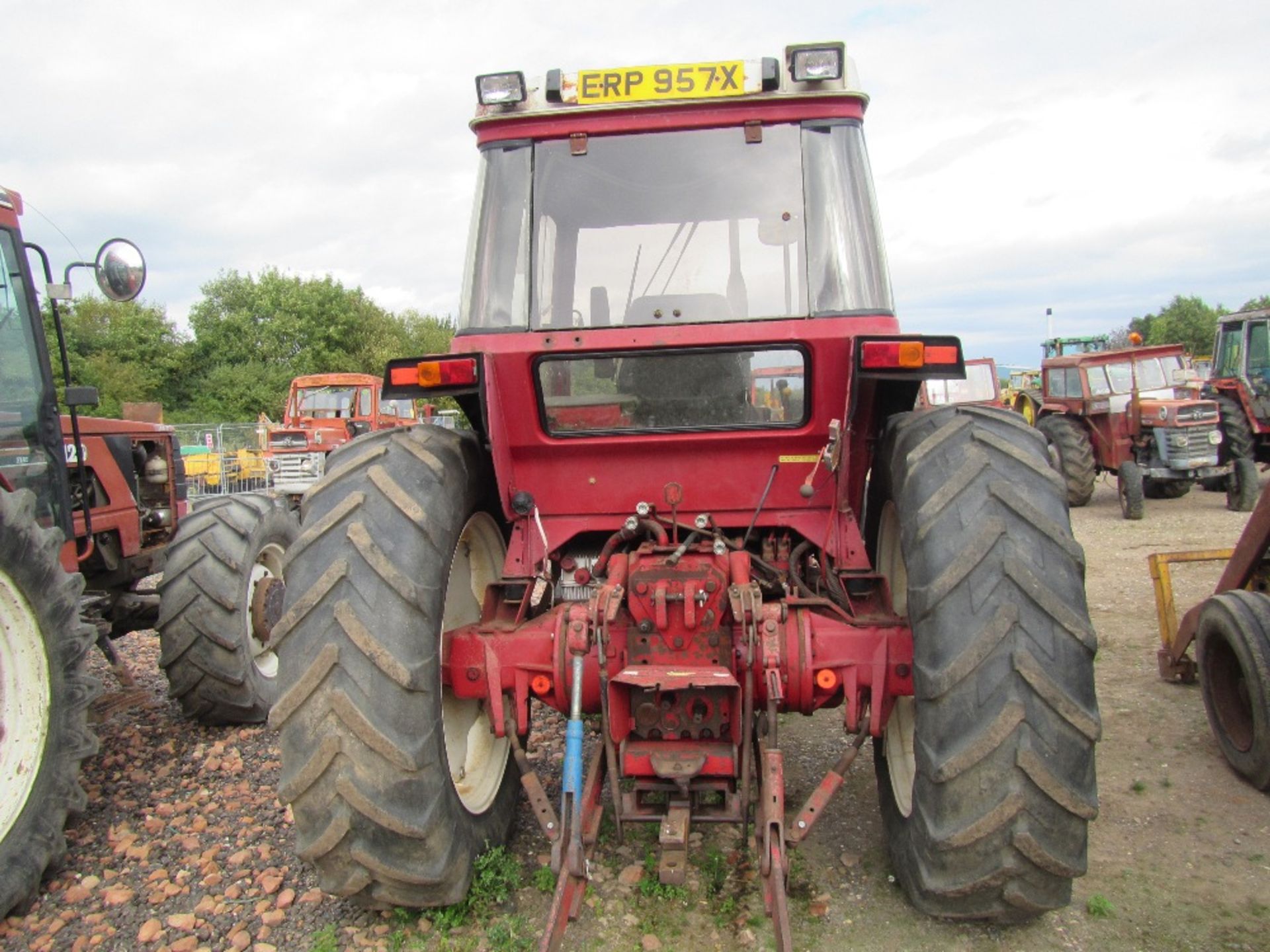 International 955XL 2wd Tractor. V5 will be supplied. Reg. No. ERP 957X Ser. No. 001289 - Image 4 of 4