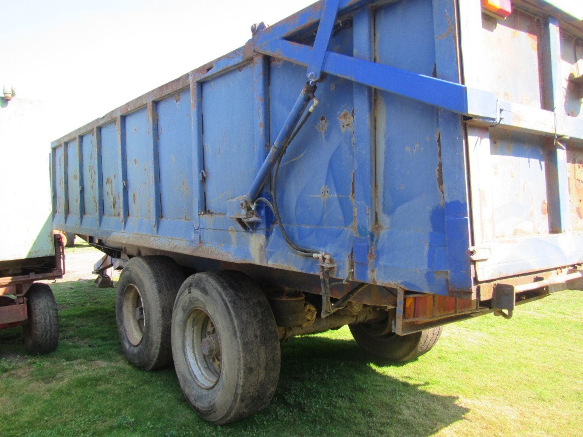 Larrington Tipping Trailer with Air Brakes, Suspension & Hydraulic Door - Image 5 of 7