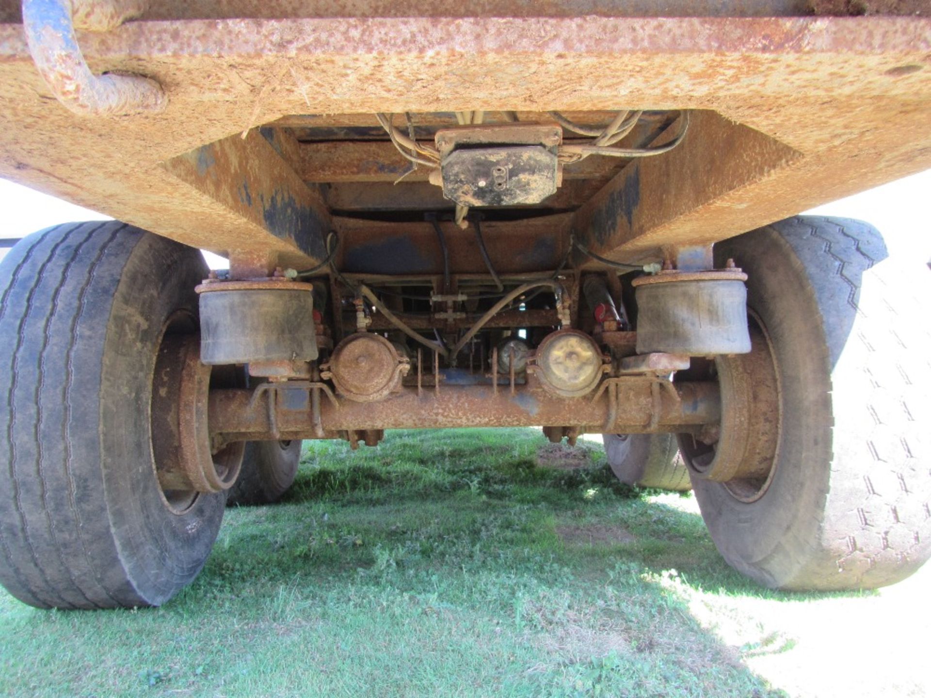 Larrington Tipping Trailer with Air Brakes, Suspension & Hydraulic Door - Image 4 of 7