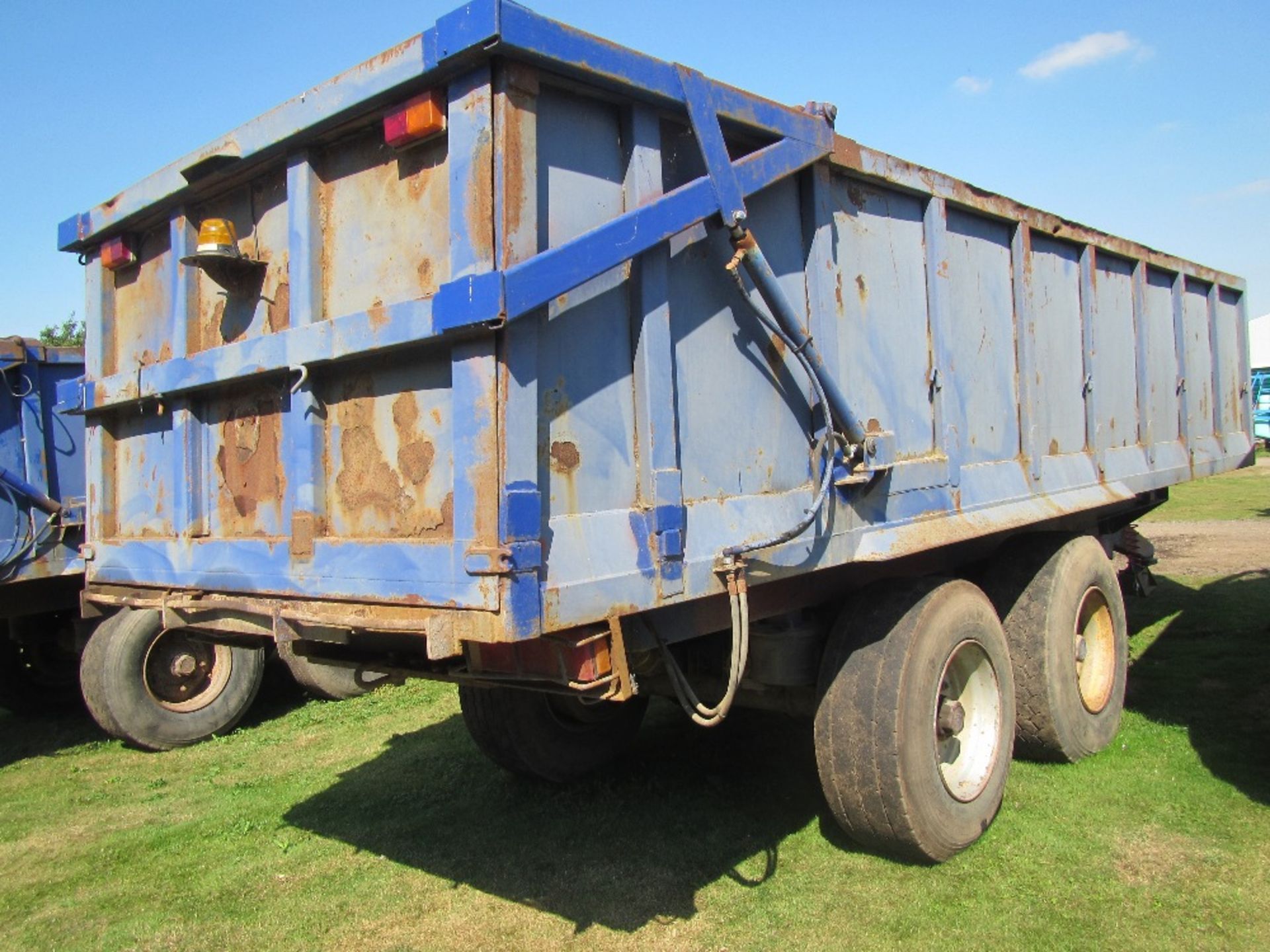 Larrington Tipping Trailer with Air Brakes, Suspension & Hydraulic Door - Image 2 of 7