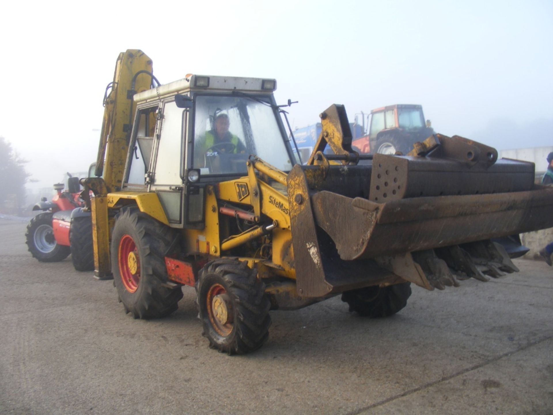 Ford 550 2wd Digger & 3 Buckets Reg. No. PHH 774R - Image 6 of 10