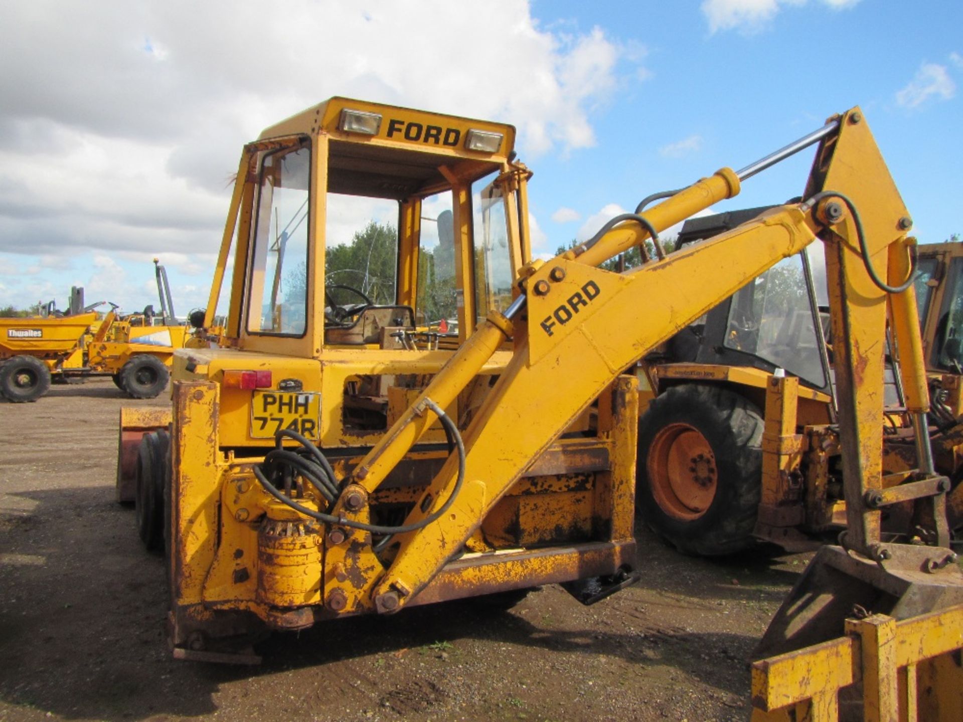 Ford 550 2wd Digger & 3 Buckets Reg. No. PHH 774R - Image 9 of 10