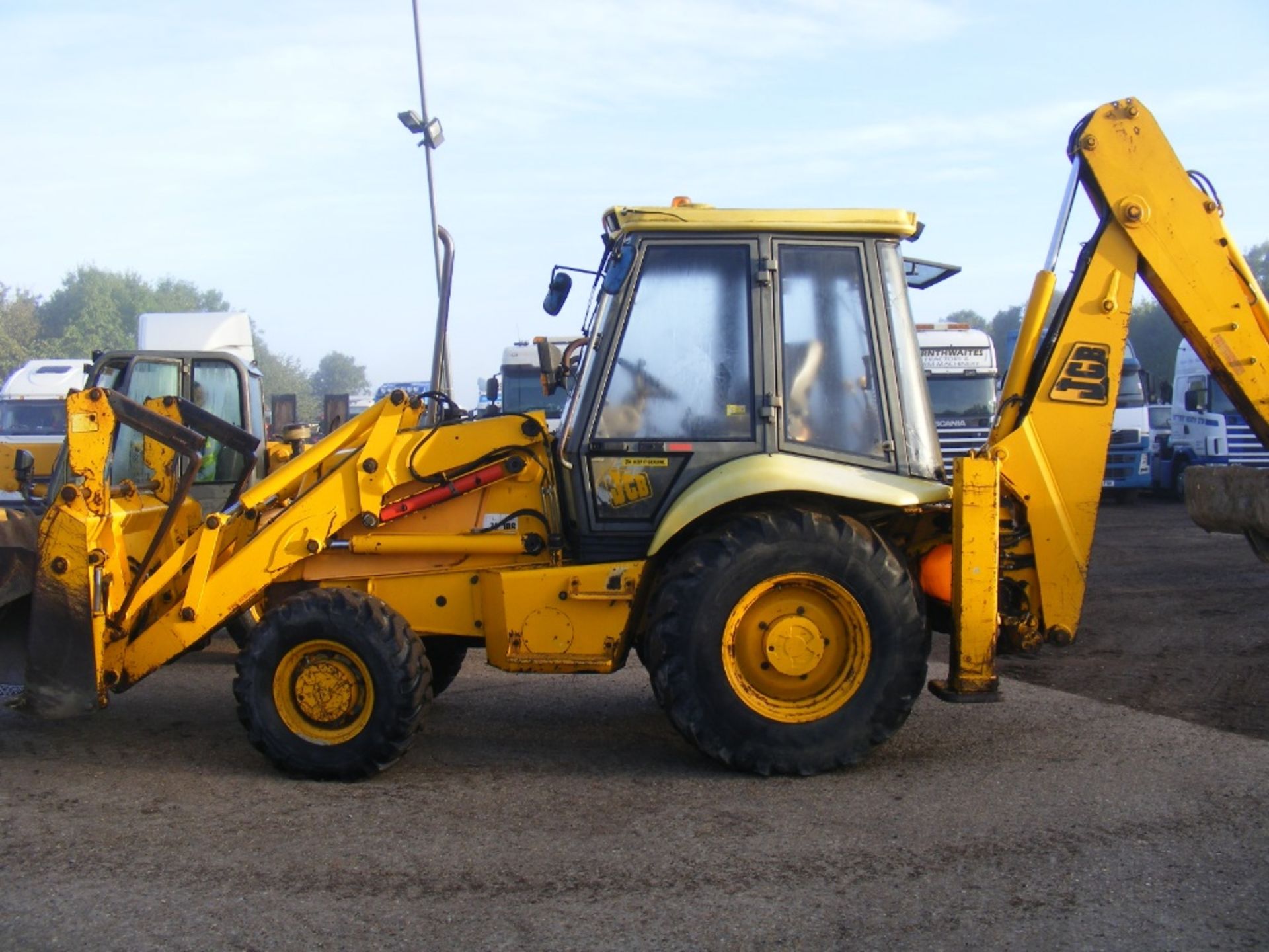 JCB 3CX 4x4 Digger with Side Dash & Manual Gearbox. P Reg - Image 3 of 5