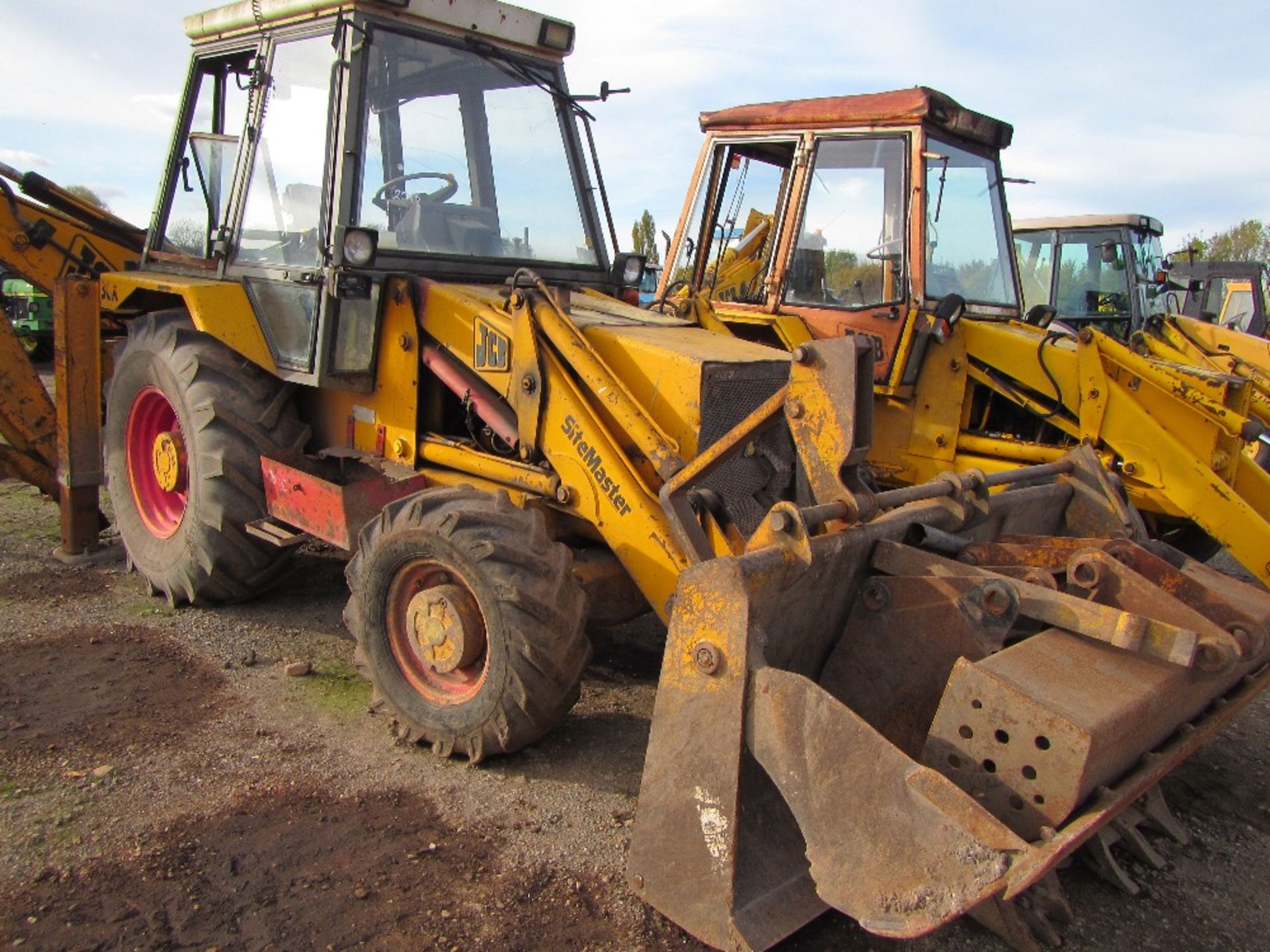 JCB 3CX Project 7 Digger Loader. Gray Cab, 5 Stud Rear Axle, Full set of Rear Buckets, 4 in 1 Dig - Image 2 of 4