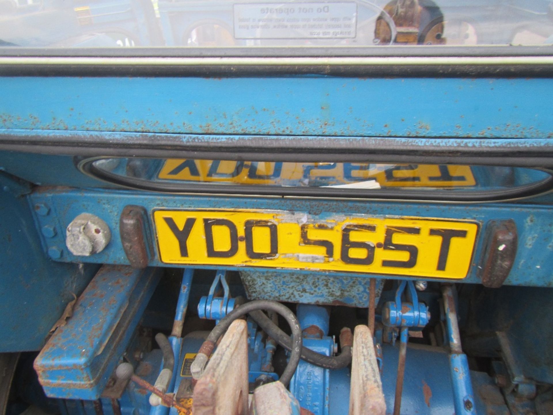 1979 Ford 4600 Tractor. Loader, Power Steering, Bucket, 14.9R28 Tyres. 2887 hrs. Ser No B999392 - Image 9 of 18