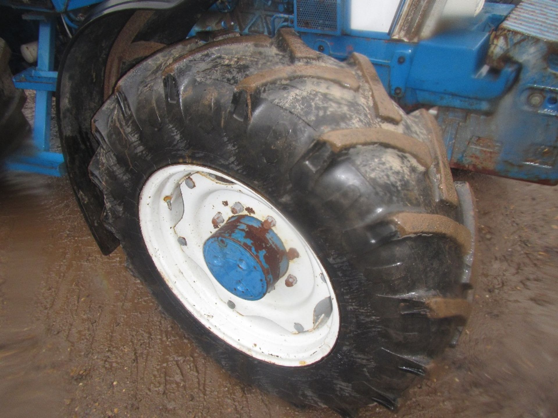 Ford 5610 4wd Tractor. Front Weights, 3 Spool Valves, Pick Up Hitch & Drawbar. 8000 Hrs Reg. No. - Image 4 of 7