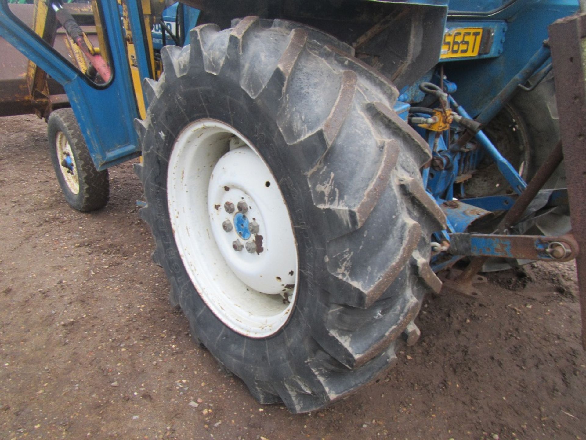 1979 Ford 4600 Tractor. Loader, Power Steering, Bucket, 14.9R28 Tyres. 2887 hrs. Ser No B999392 - Image 11 of 18