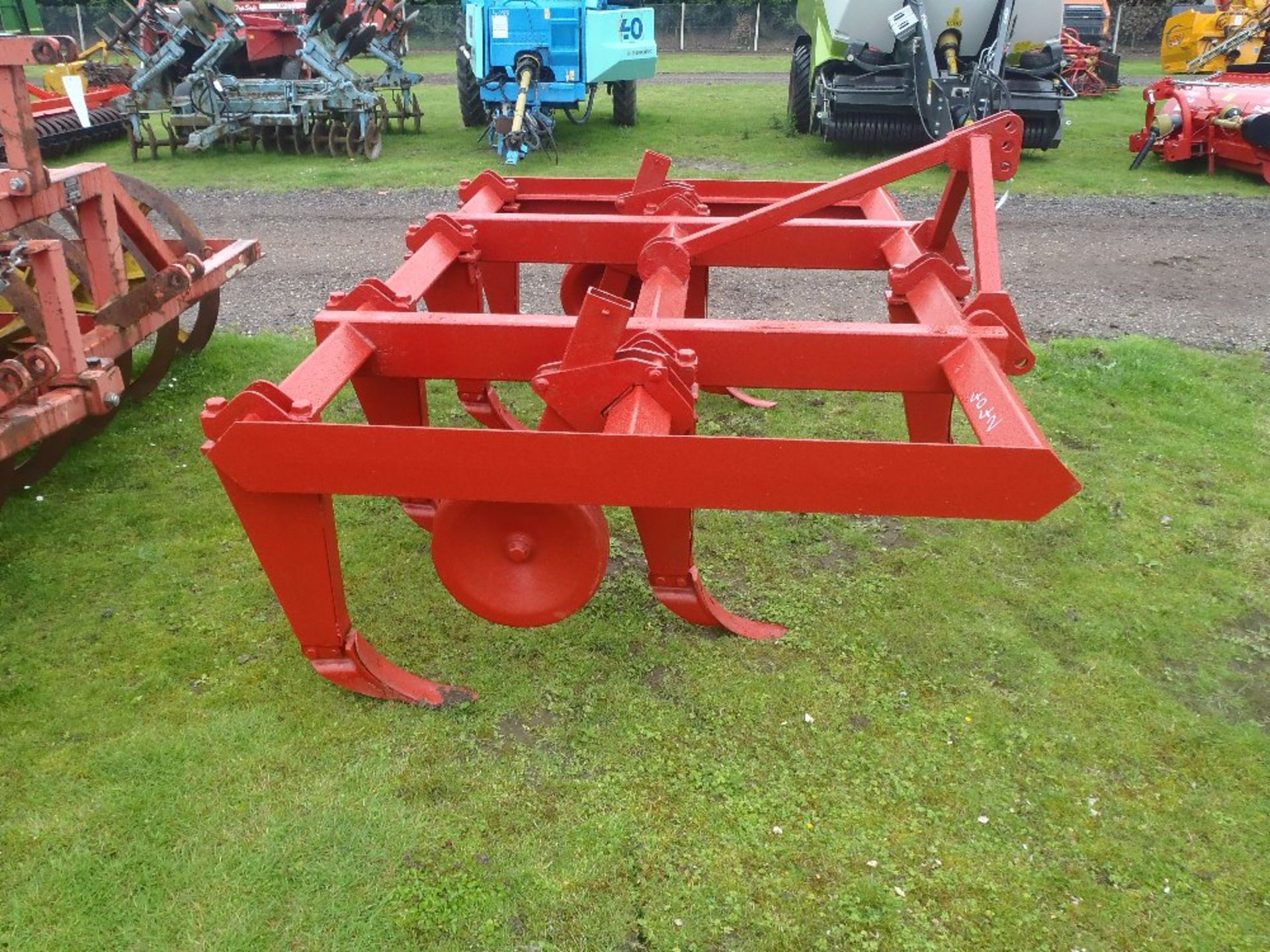 Massey Ferguson 24 Chisel Plough with Depth Wheels - Image 2 of 3