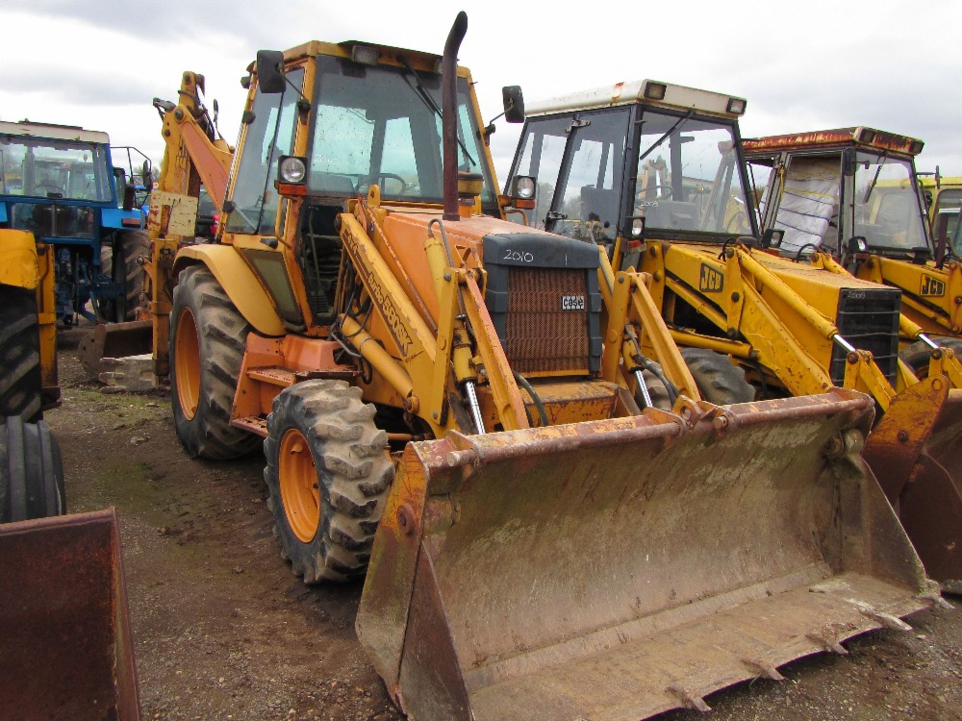 Case 580SK Turbo Wheeled Digger c/w 4 in 1 Bucket, Pallet Forks & 4no. Rear Buckets. Reg. No. M457 - Image 2 of 4