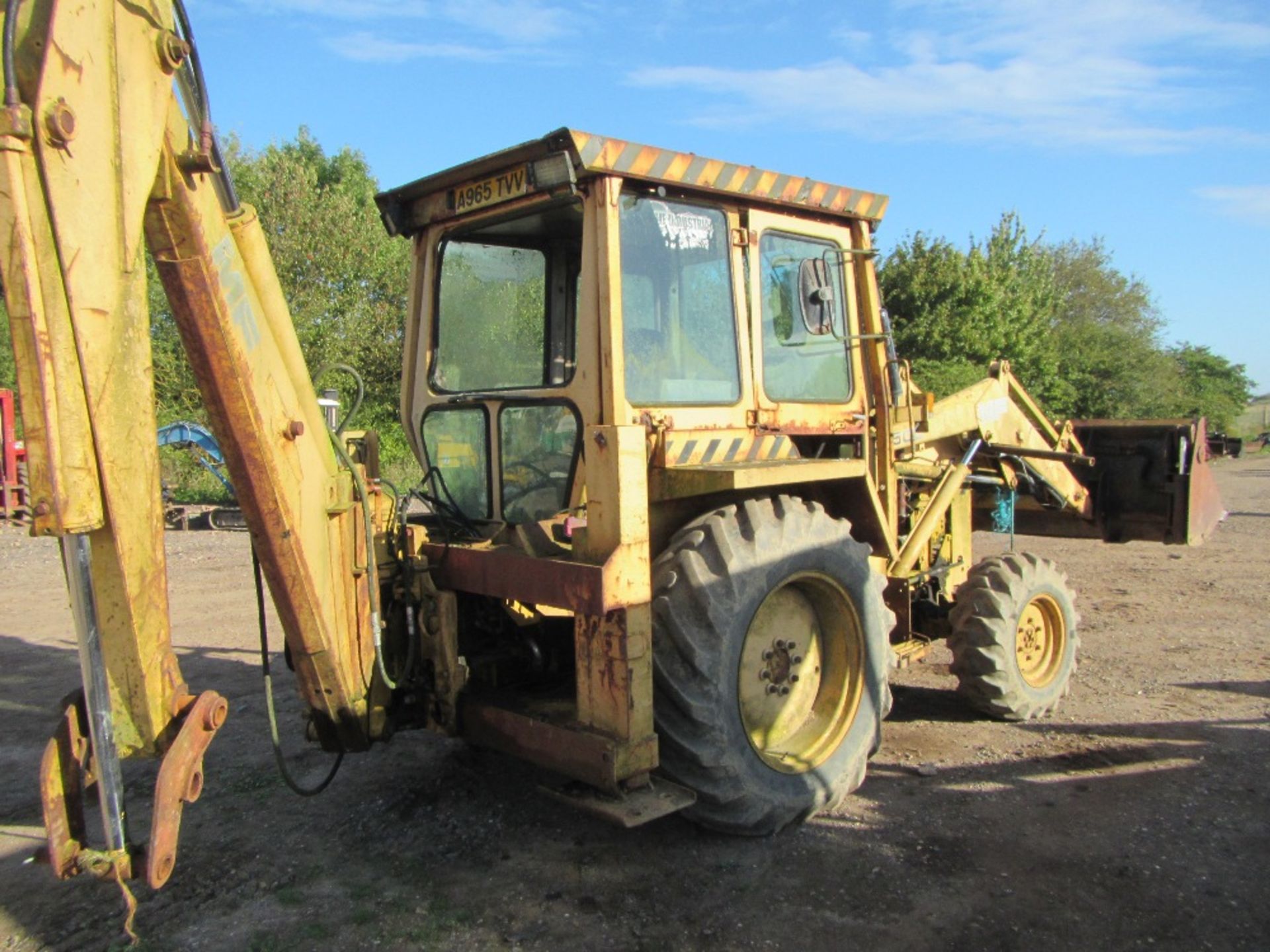 Massey Ferguson 50D 4wd Digger c/w 4 in 1 Shuttle, Perkins Engine, full set of Rear Buckets. - Image 3 of 4