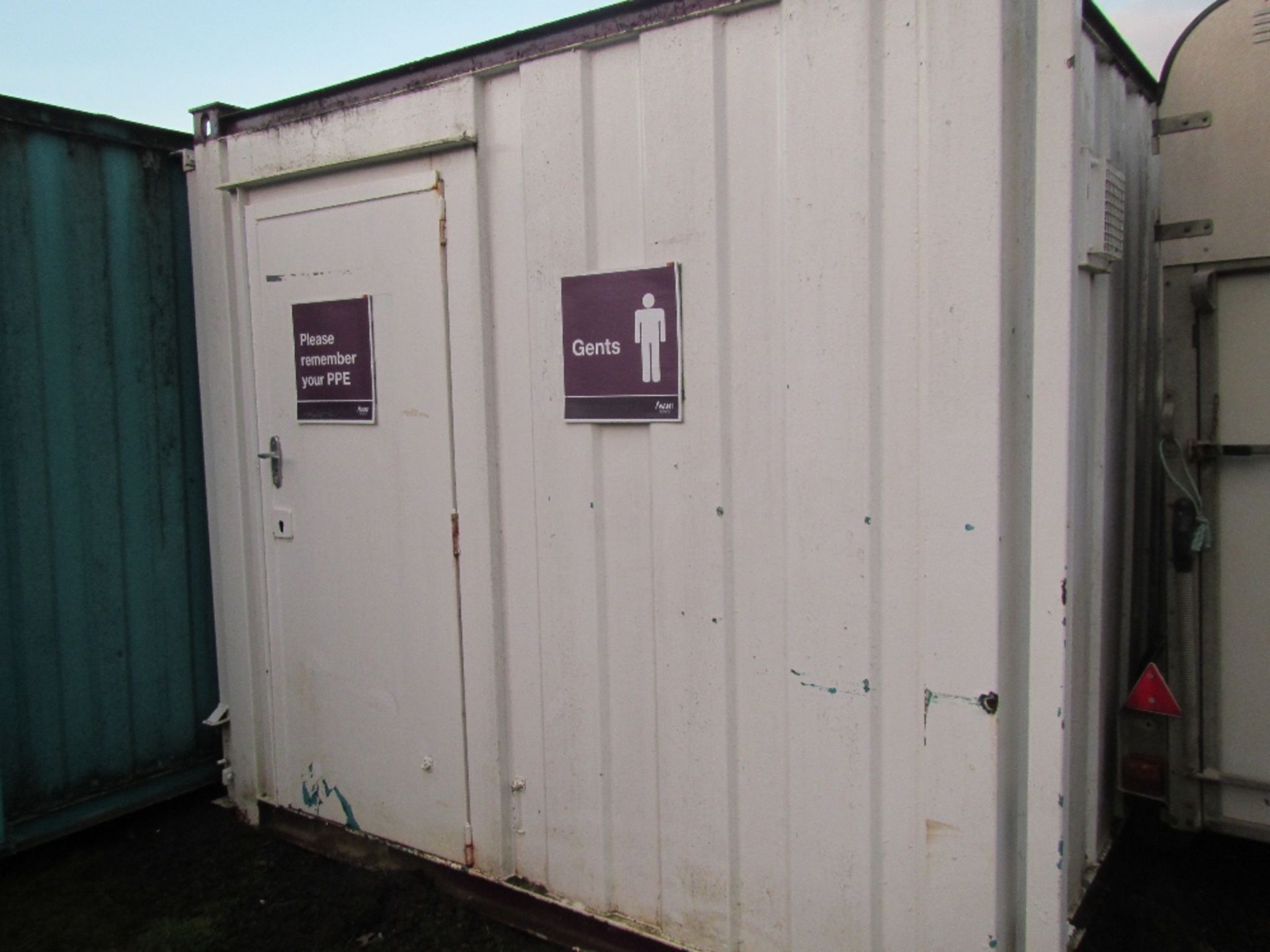 16ftx8ft Anti Vandal Jack Leg 2+2 Toilet. Room 1: Gents c/w Urinals, 2 Cubicles, 2 Water Heaters,