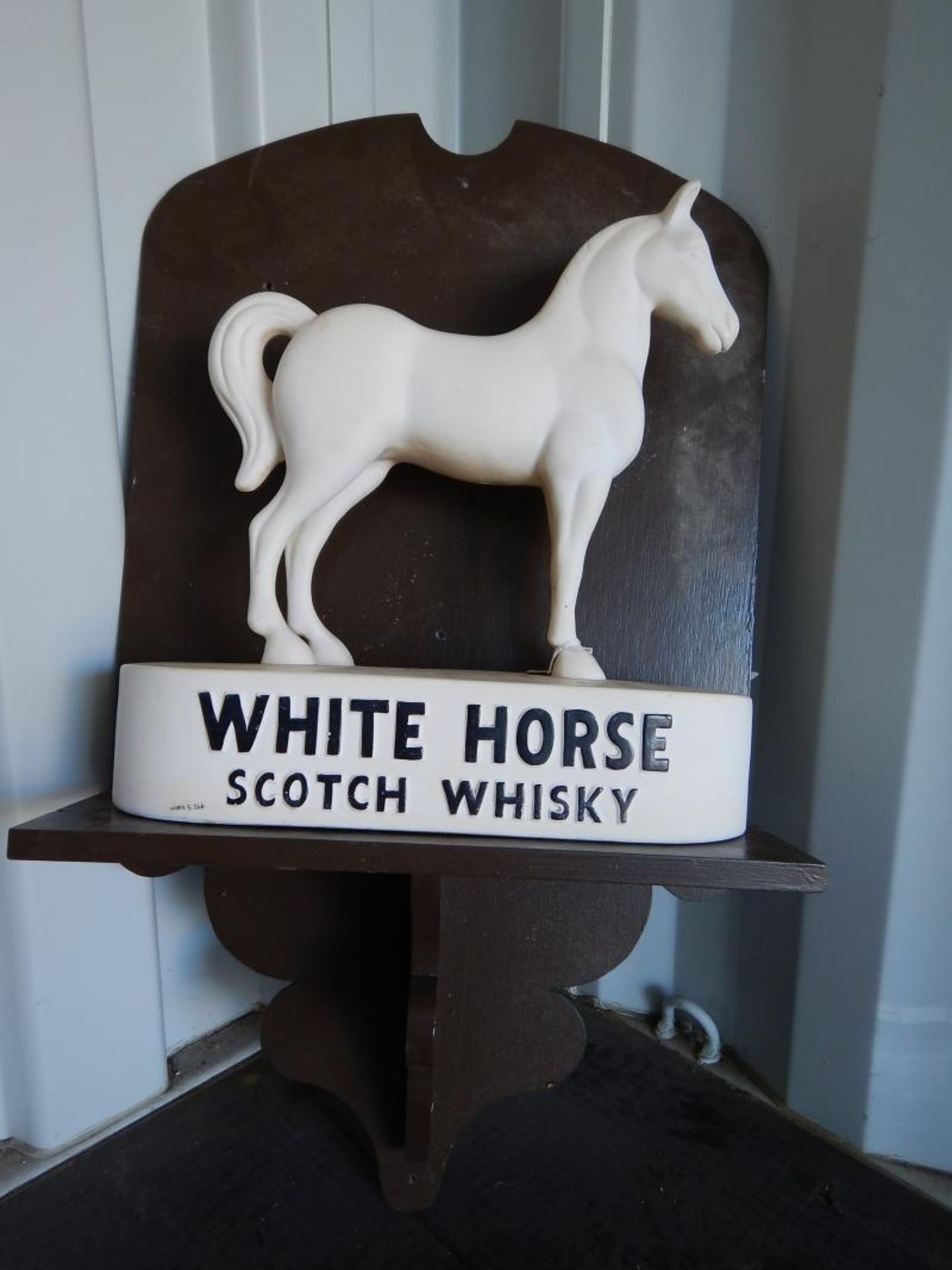White Horse scotch whisky porcelain horse on wooden wall mounted (Ex-Holkham Hall)