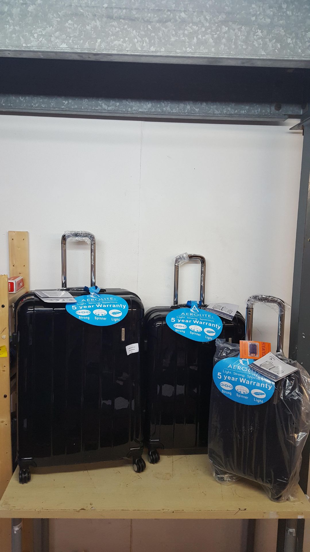 BRAND NEW SET OF 3X AEROLITE HARD & LIGHT SUITCASES, 123L, 84L, 33L RRP £399.99/