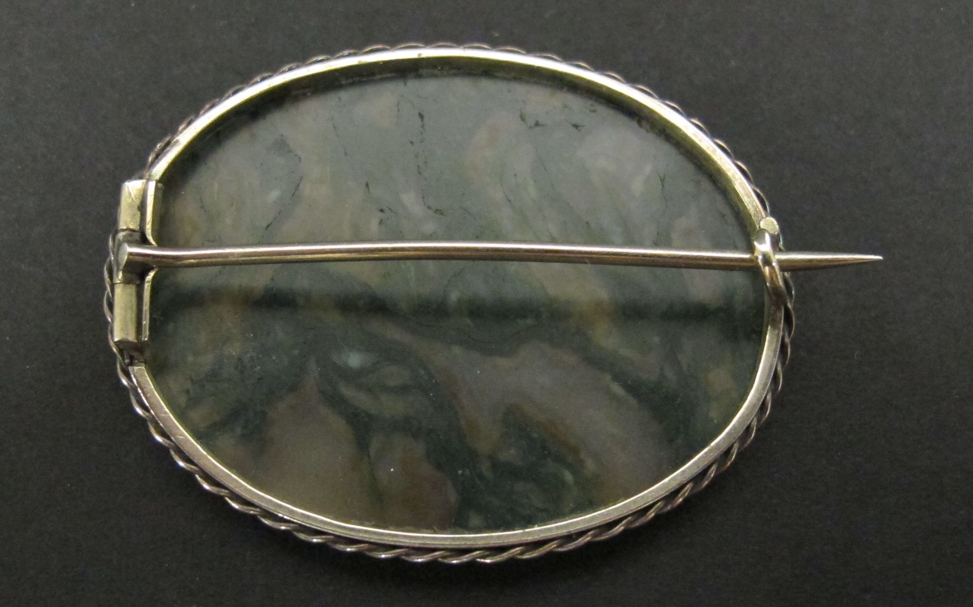 Very fine moss agate set antique brooch (est £20-£40) - Image 2 of 2