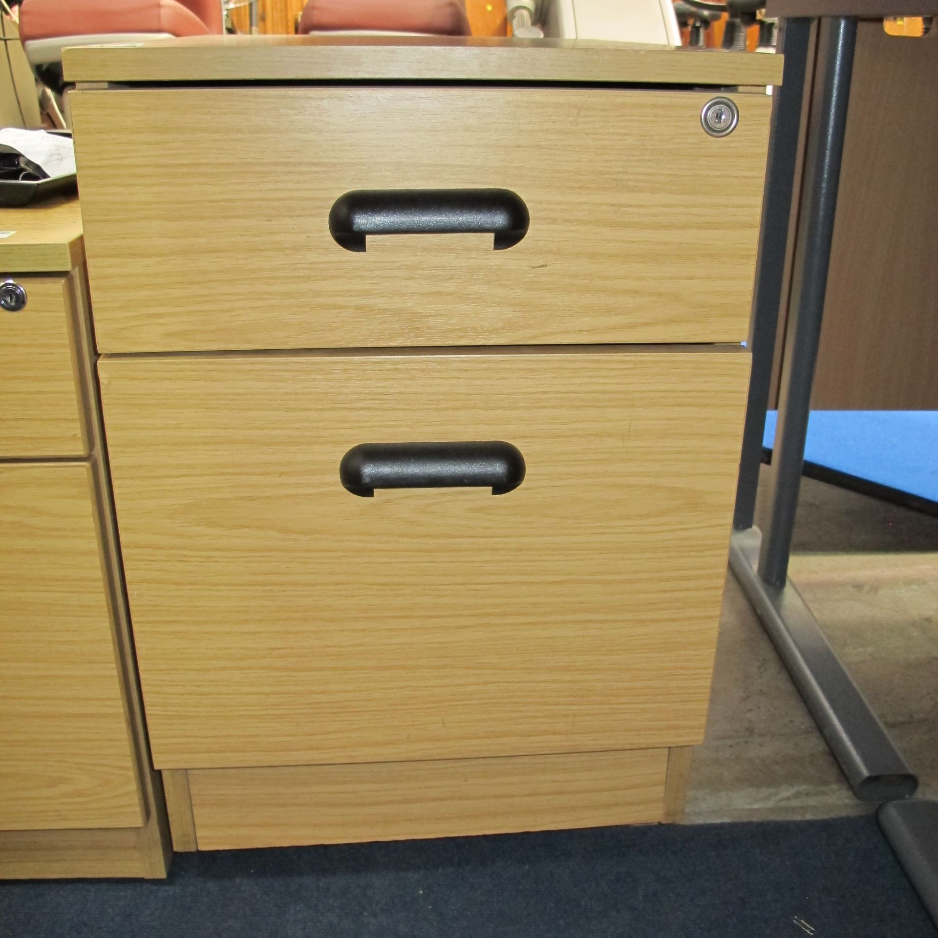 * A lot to contain a large office desk (180cm x 80cm) and a set of office drawers on castor - Image 4 of 5