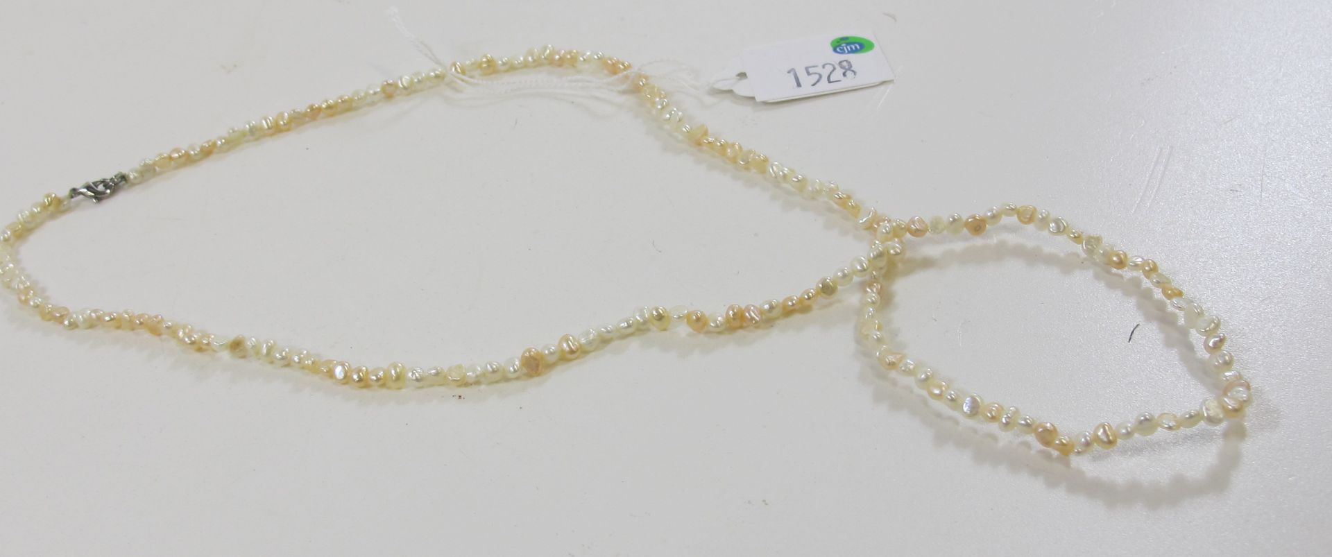 Freshwater Pearl Necklace and Bracelet (est £20-£40)
