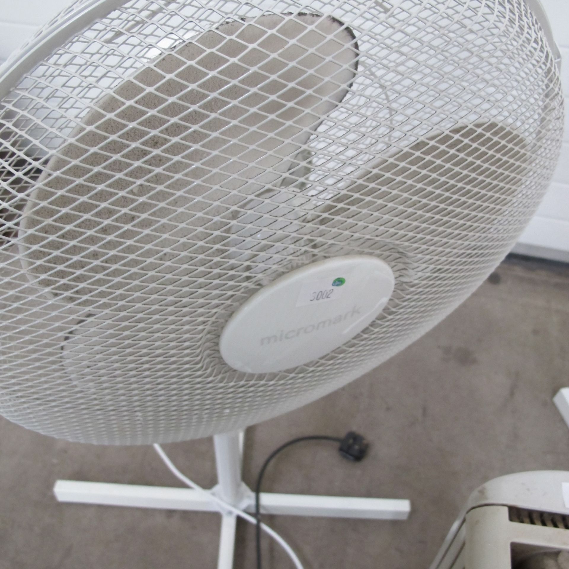 * A lot to include a small 'Dragon' Heater on four castor wheels, and two multi-speed fans (100cm - Image 3 of 7