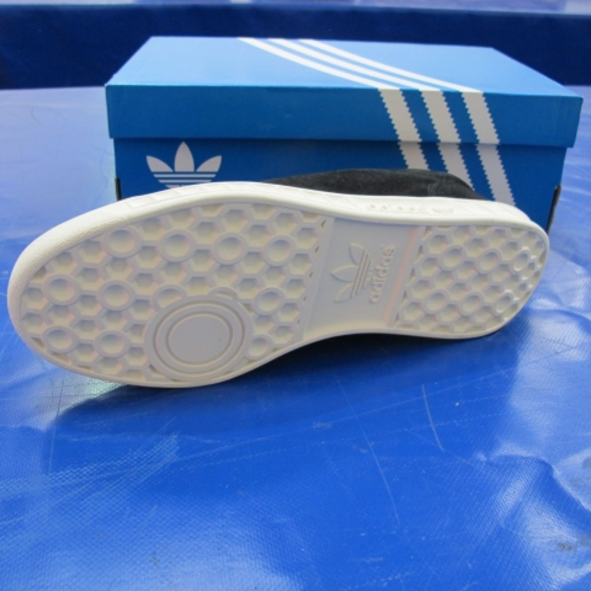 A pair of Adidas boxed shoes (new), UK size 8½ Hamburg Freizeit Shoes (RRP £79) (est £20-£40) - Image 3 of 5