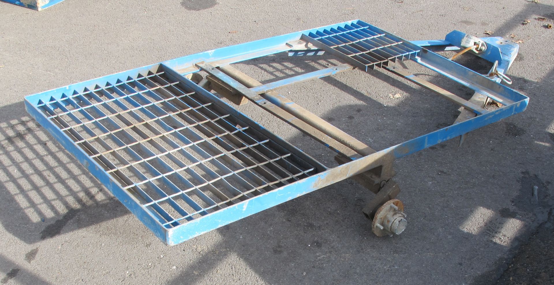 * Trailer Chassis with a 5' x 3' bed