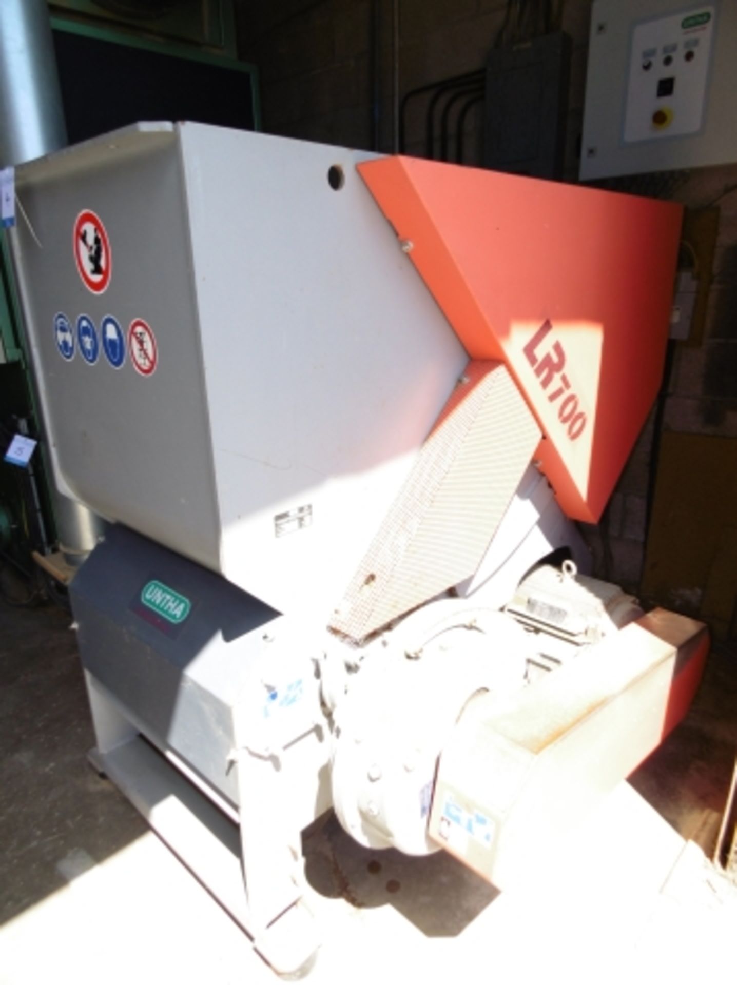 * 2006 Untha type LR 700 Single Shaft Wood Shredder; 18.5 KW 415V 50Hz. Well serviced, complete with