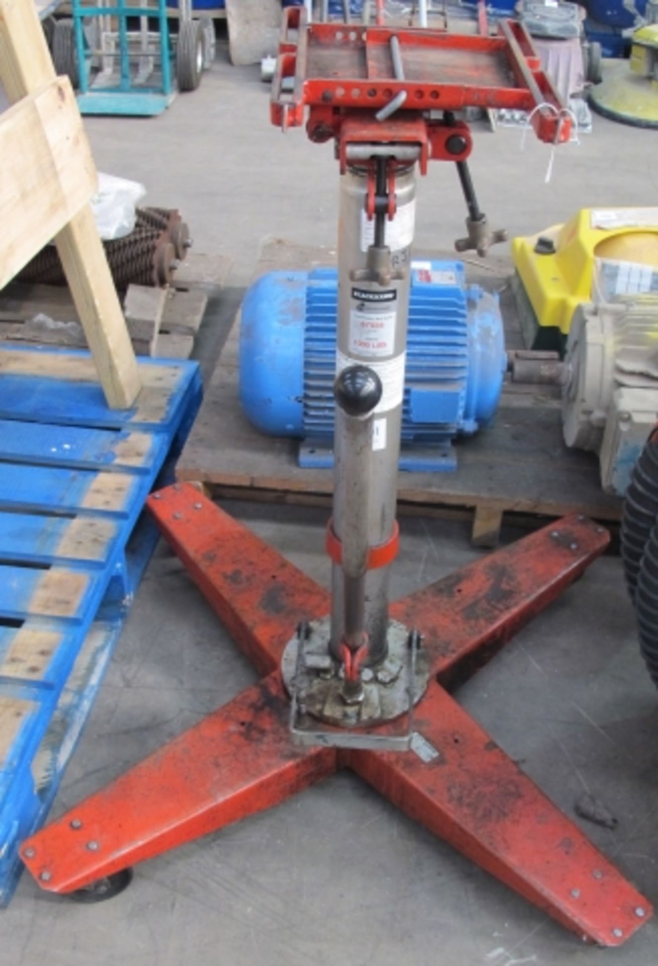 * A Black Hawk Transmission Jack Capacity 1000lbs, Model Number 67556. Please note there is a £5 - Image 2 of 4