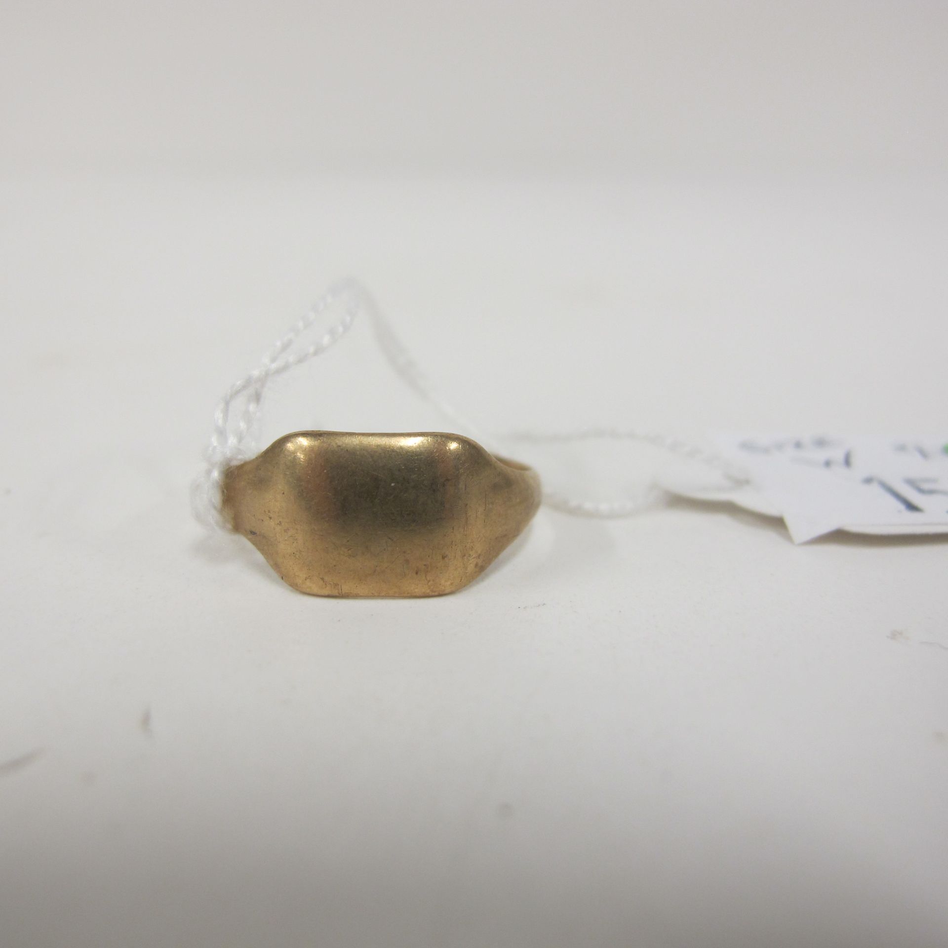 Three various 9ct gold rings, sizes N½, O, W (est £20-£30) - Image 6 of 6