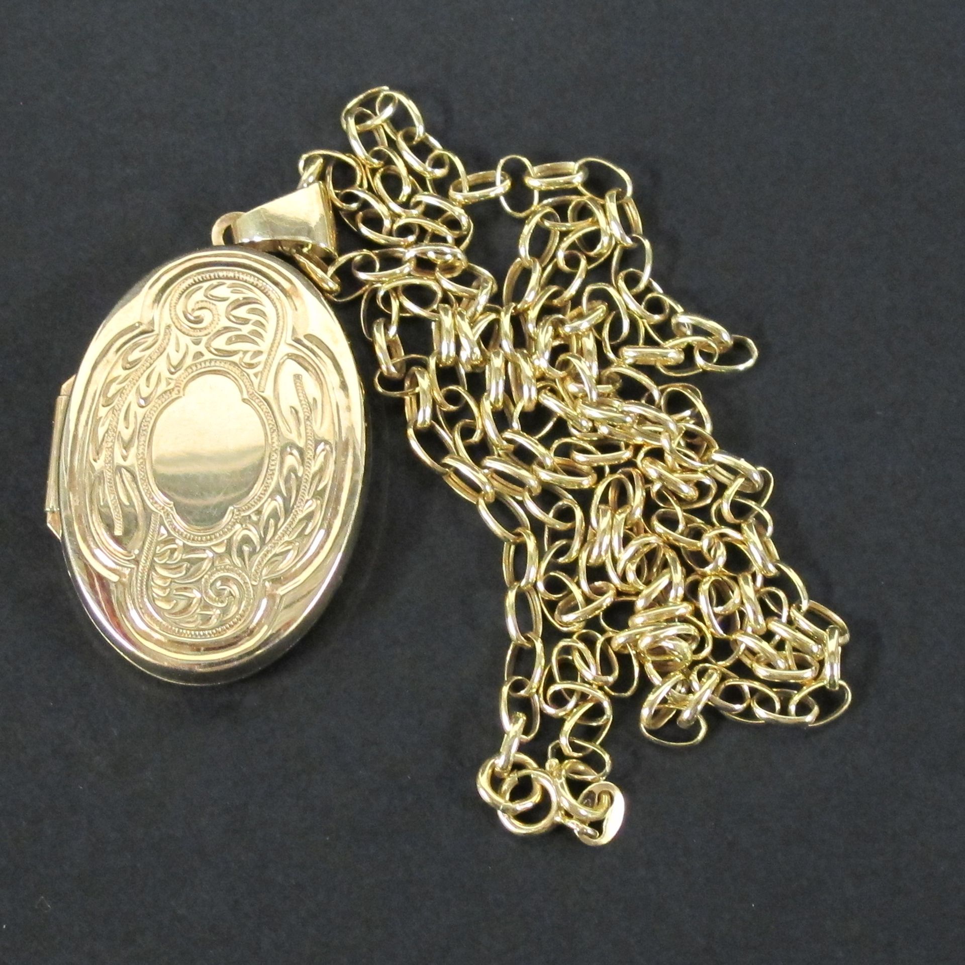 9ct gold locket on 9ct gold chain (approx. 5g) (est £80-£120) - Image 3 of 3
