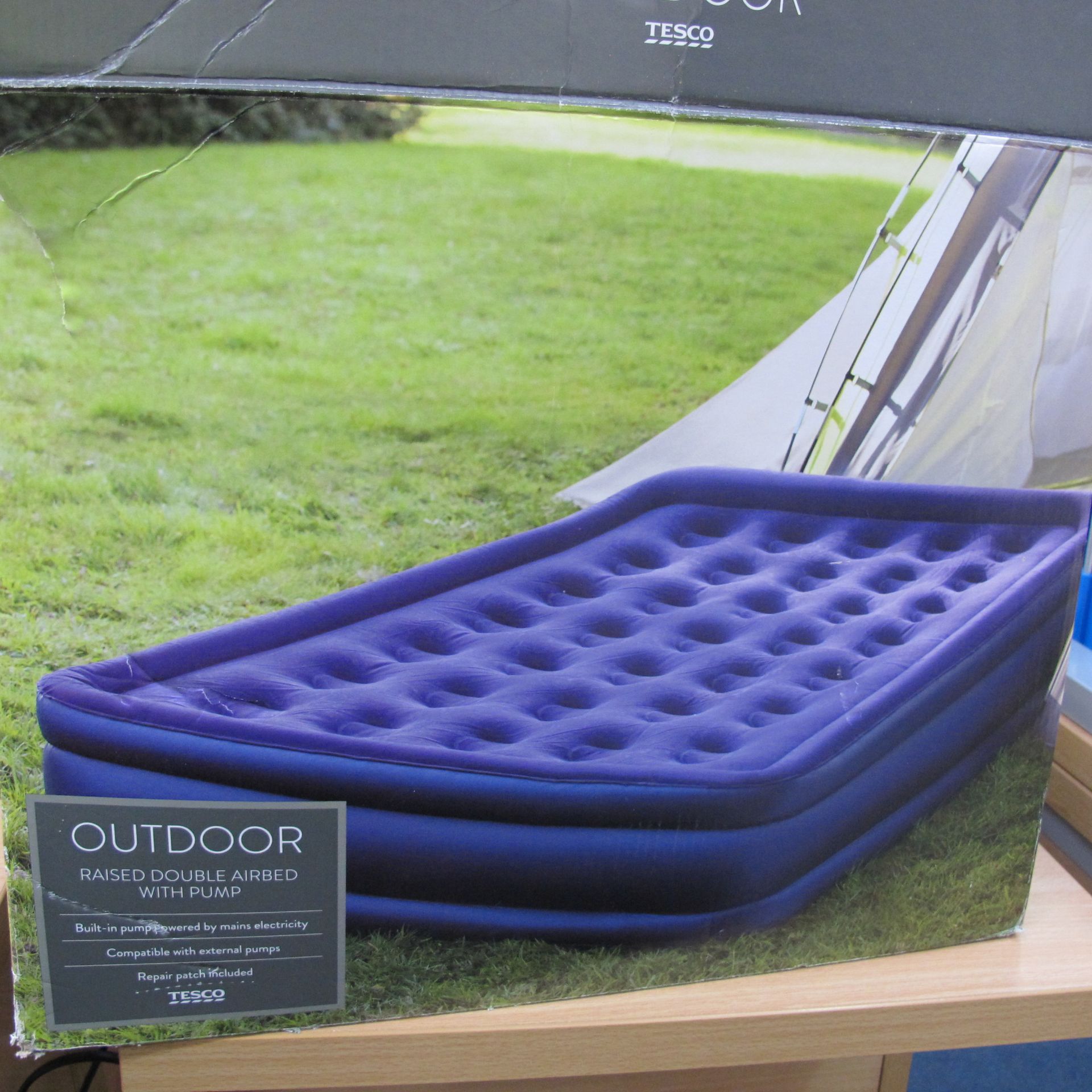 * A lot to include a raised single airbed with pump (47cm x 97cm x 196cm, max weight 75kg), a raised