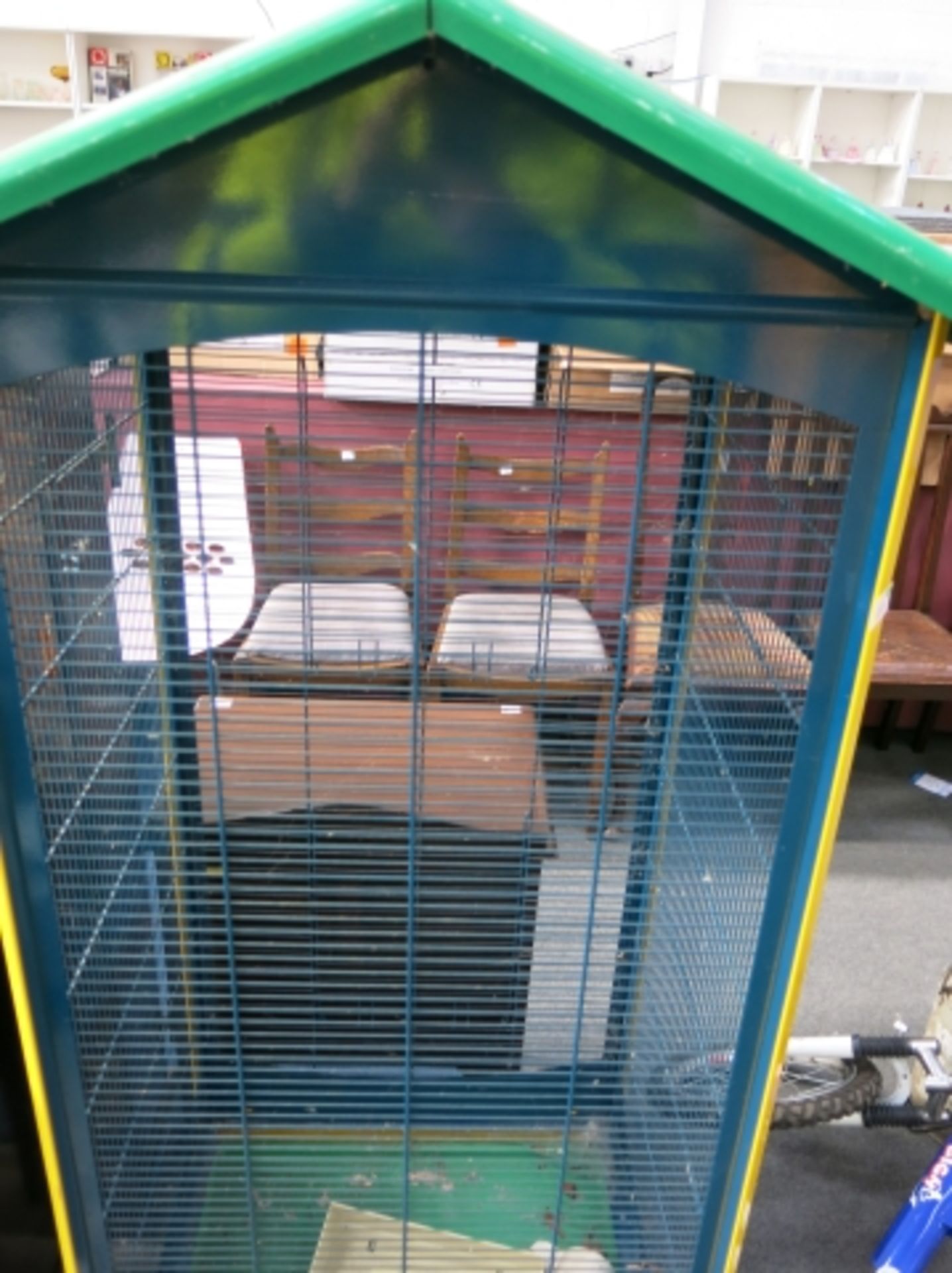 A Ferplast bird aviary in green and yellow metal with some accessories (H160cm, W74cm, D61cm) on - Image 2 of 3
