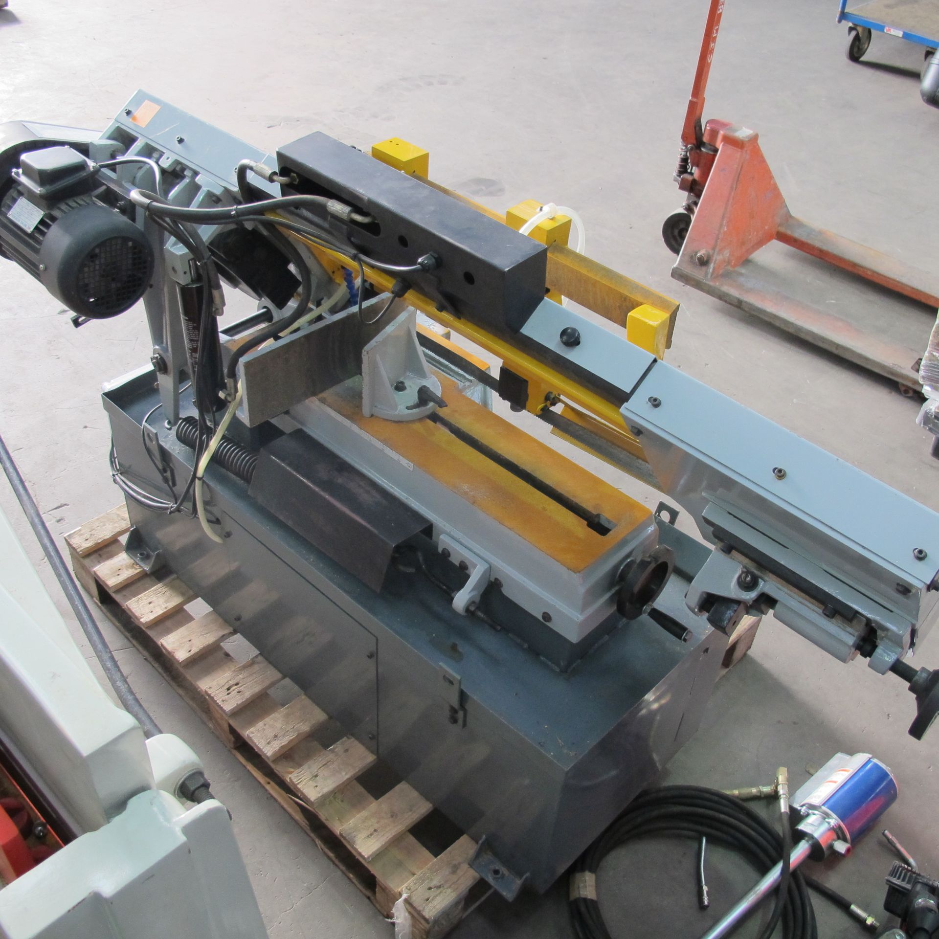 * Model RVD 450M Bandsaw; gravity downfeed; 3 phase. Please note there is a £10 + VAT Lift Out Fee - Image 3 of 5