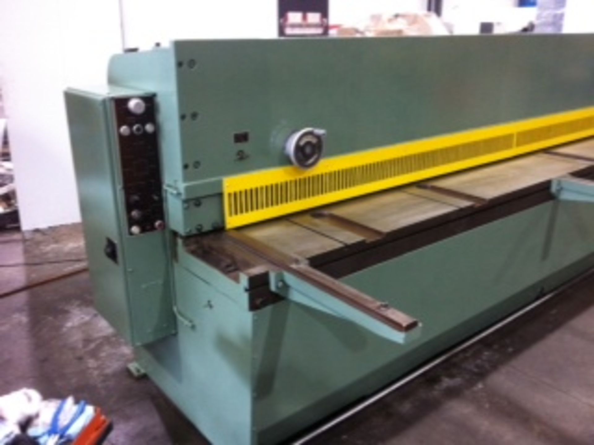 * Safan 4000 x 3mm Mechanical Guillotine with power backgauge ; valve needs attention - Image 4 of 4