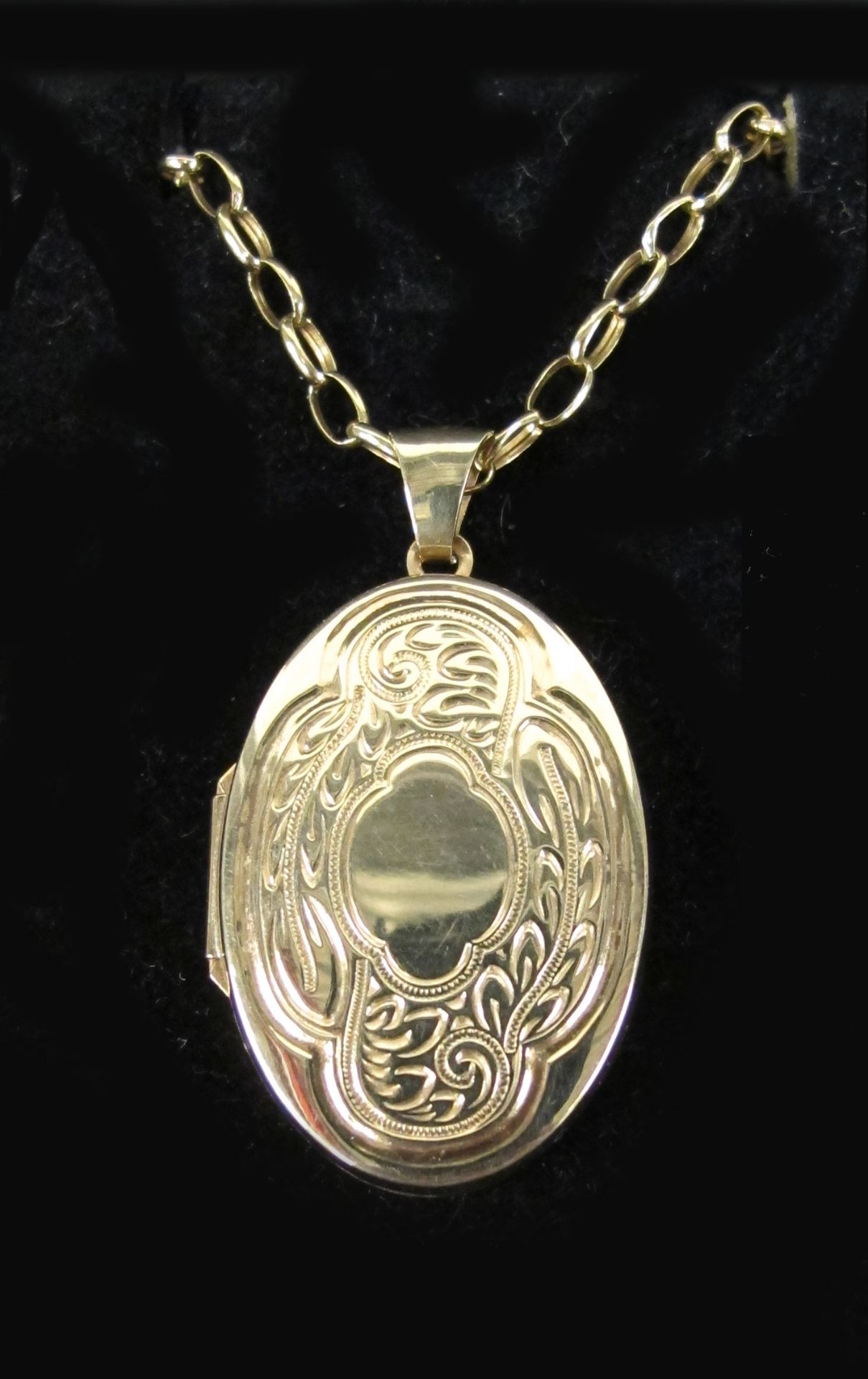 9ct gold locket on 9ct gold chain (approx. 5g) (est £80-£120)
