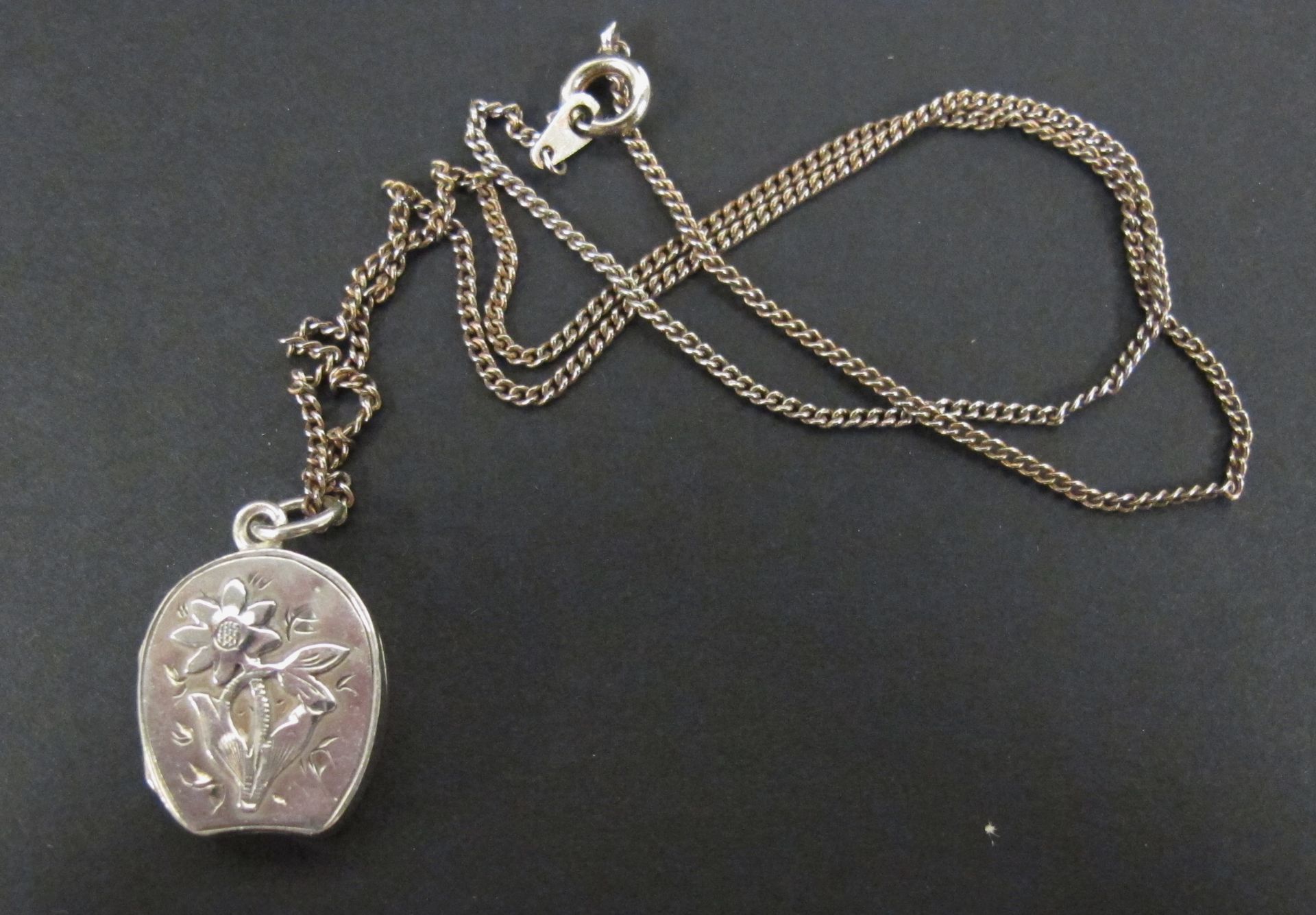 Victorian silver locket (Birmingham 1894) (est £20-£40)