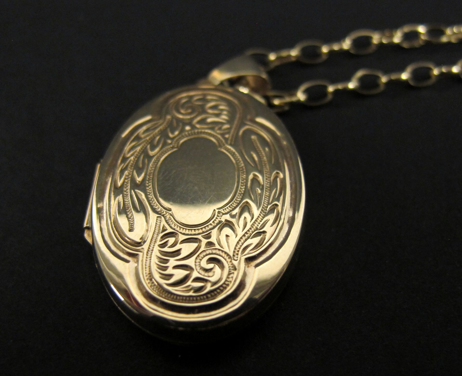 9ct gold locket on 9ct gold chain (approx. 5g) (est £80-£120) - Image 2 of 3