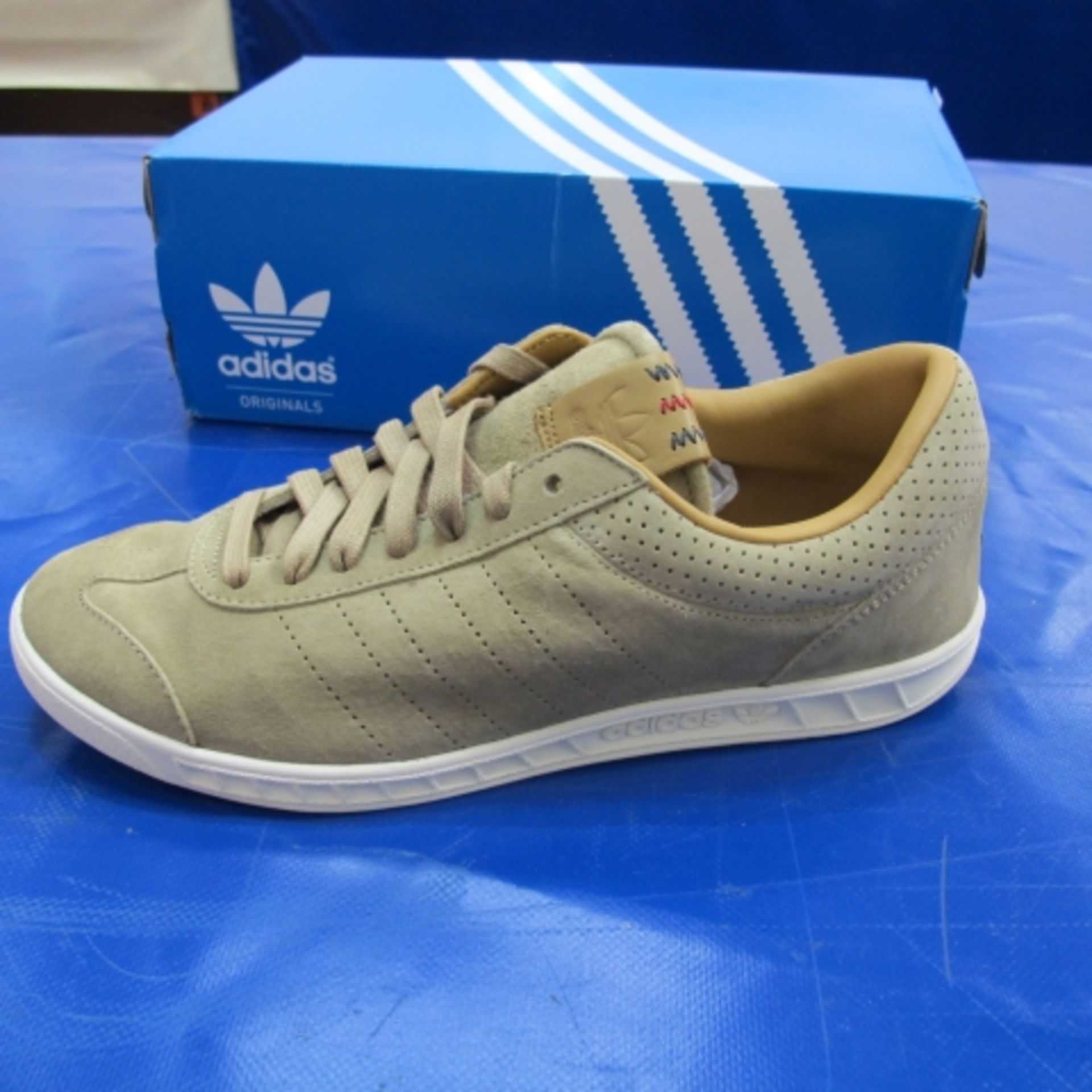 A pair of Adidas boxed shoes (new), UK size 9 Hamburg Freizeit Shoes (RRP £79) (est £20-£40) - Image 2 of 6