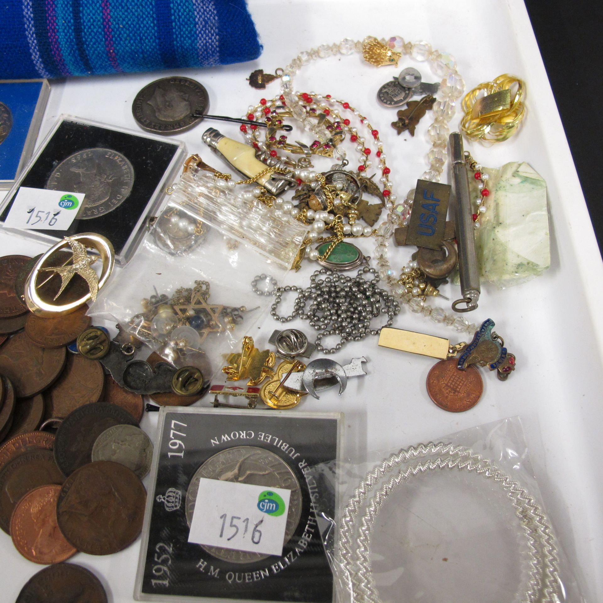 A small collection of costume jewellery, a collection of brooches and badges, various - Image 4 of 4